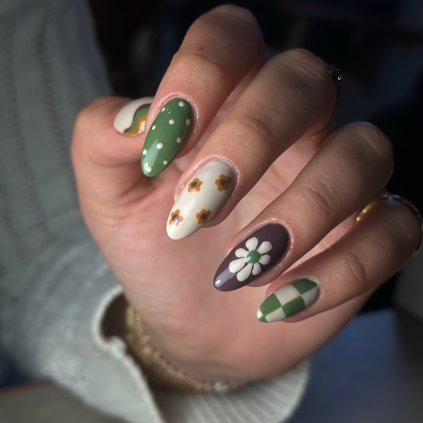 🌸✨ Nail Art de Printemps : fraîcheur, lumière et créativité au bout des doigts ✨🌸
Le printemps marque le retour des couleurs douces, des textures lumineuses et des détails floraux délicats. C’est la saison idéale pour oser des créations élégantes et raffinées 🌿
🌷 Les tendances à adopter :
• Fleurs minimalistes peintes à la main
• Effet “milky” et baby boomer revisité
• Tons pastel : lilas, vert sauge, rose poudré
• French colorée ou micro-french
• Effet glossy ou glazed pour un fini lumineux
Le nail art printanier, c’est l’équilibre parfait entre douceur et sophistication. Une touche de couleur peut transformer votre look et sublimer vos mains avec subtilité 💅
Envie d’un design personnalisé pour célébrer la saison ?
Prenez rendez-vous et laissez parler votre créativité 🌼
