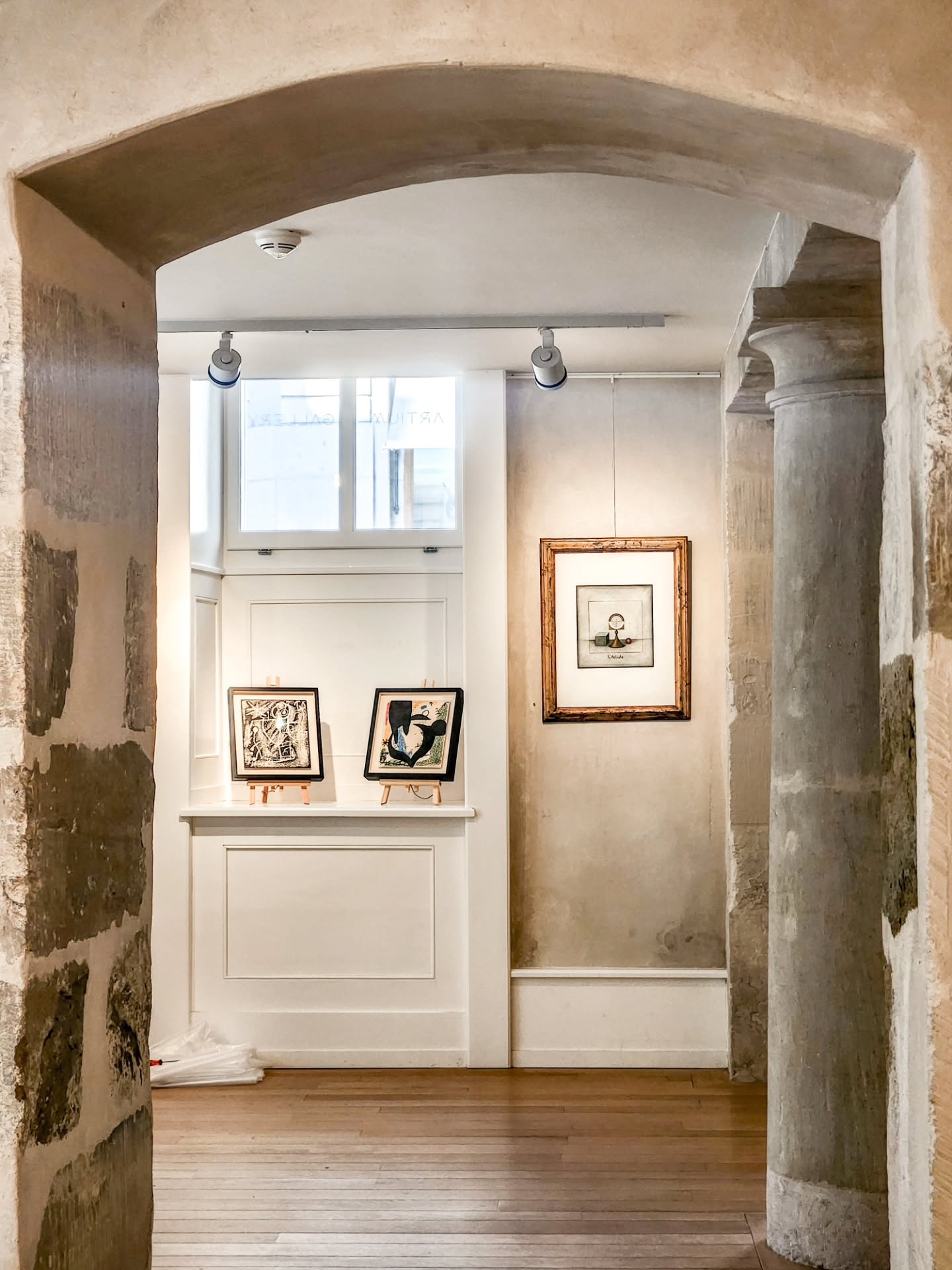 Vernissage d'une exposition ce soir 03 mars dès 17h de la galerie Patrick Cramer, dans laquelle vous retrouverez des œuvres originales des artistes suivants : Braque, Dali, Saura, Miro, Stricker, Moore, Weber.
En exposition jusqu'au 28 mars 2026, nous avons eu l'opportunité de réaliser l'encadrement de la plupart des œuvres présentées.
Rendez-vous au 11 rue de l'hôtel-de-ville, 1204 Genève.
🇬🇧 Opening of an exhibition tonight, March 3, at 5 p.m. at the Patrick Cramer Gallery, featuring original works by the following artists: Braque, Dali, Saura, Miro, Stricker, Moore, and Weber.
On display until March 28, 2026, we had the opportunity to frame most of the works presented.
See you at 11 rue de l'hôtel-de-ville, 1204 Geneva.
#artgallery #artexhibit #dali #Miro #artframing