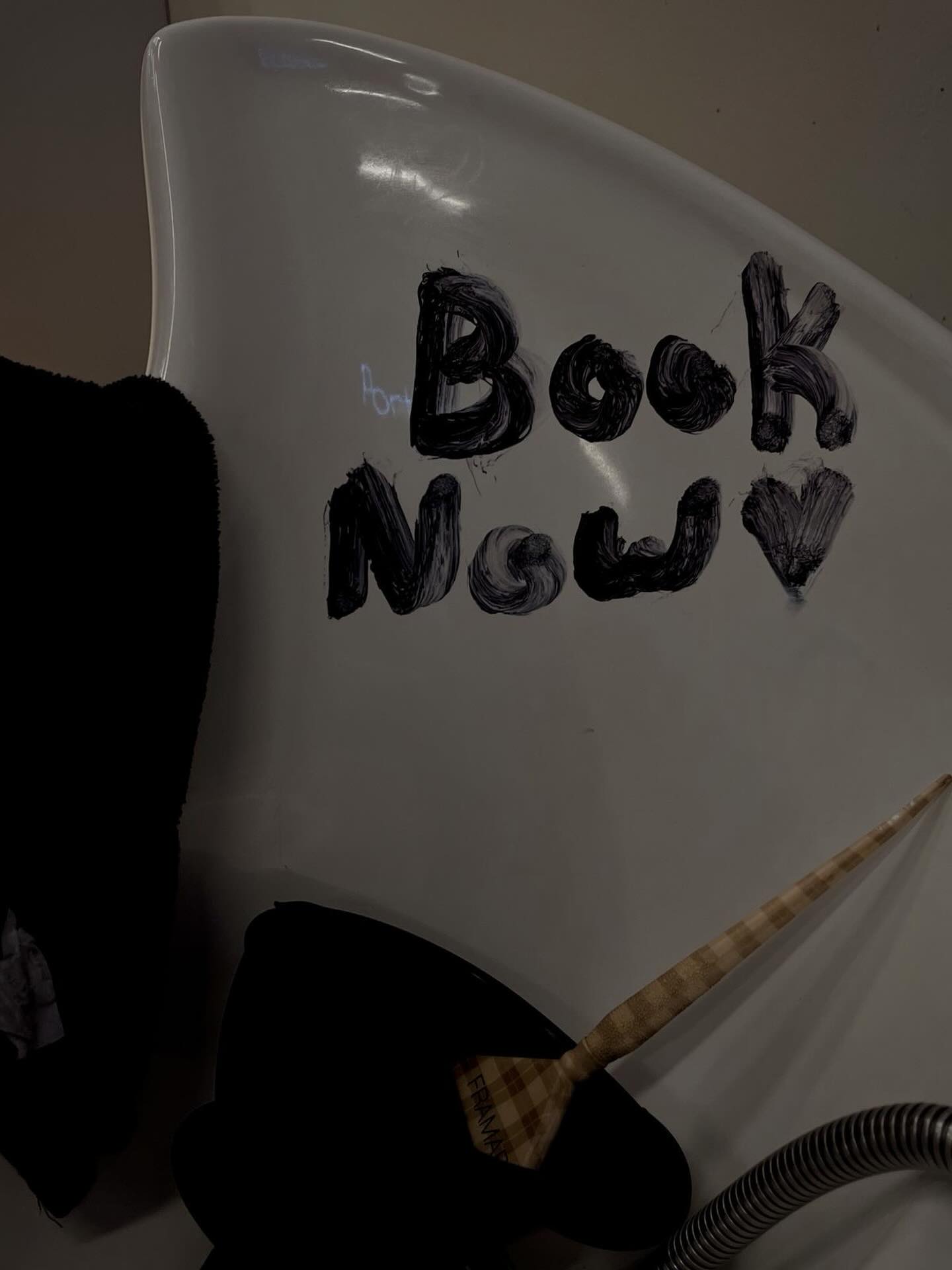 We are so excited to welcome you into our new location for Oak & Ivy starting tomorrow! To make sure every guest gets the relaxing, one-on-one experience they deserve, we’re making a small update to our house policies. To keep our styling area spacious and serene, we’re officially moving to a no ‘plus-one’ policy. We love your friends and family, but our new layout is designed specifically for the 1-on-1 magic between you and your stylist!
The Details:
• 🗓️ Please arrive for your appointment solo.
• ☕ If a guest does join you, they’ll be asked to relax in our front waiting room while you get pampered.
Thank you for helping us keep the energy focused and the workspace flowy. We can’t wait to see you in the chair! 🥂
