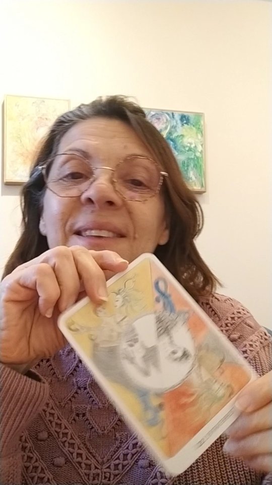 Cette semaine on accepte notre différence. Le fait de s'être toujours senti différent peut faire de 'pus quelqu'un qui a un super pouvoir d'adaptabilité, d'ouverture à l'autre de façon inconditionnelle. Si on lâche ma peur d'être différent, on accueille le fait que personne n'est pareil!
On nous demande cette semaine d'être vigilant quant à la jalousie: celle que l'on pourrait ressentir face à quelqu'un qui se sent à l'aise partout et semble ne pas se sentir différent, celle que l'on reçoit chez les autres face à nous parce que l'on a développé des aptitudes d'adaptabilité.
Bref, on s'accepte tel que l'on est et on accepte l'autre qu'il est. On accueille que chacun occupe sa juste place.
#connaissancedesoi #archetypes #energetique #ombreetlumiere