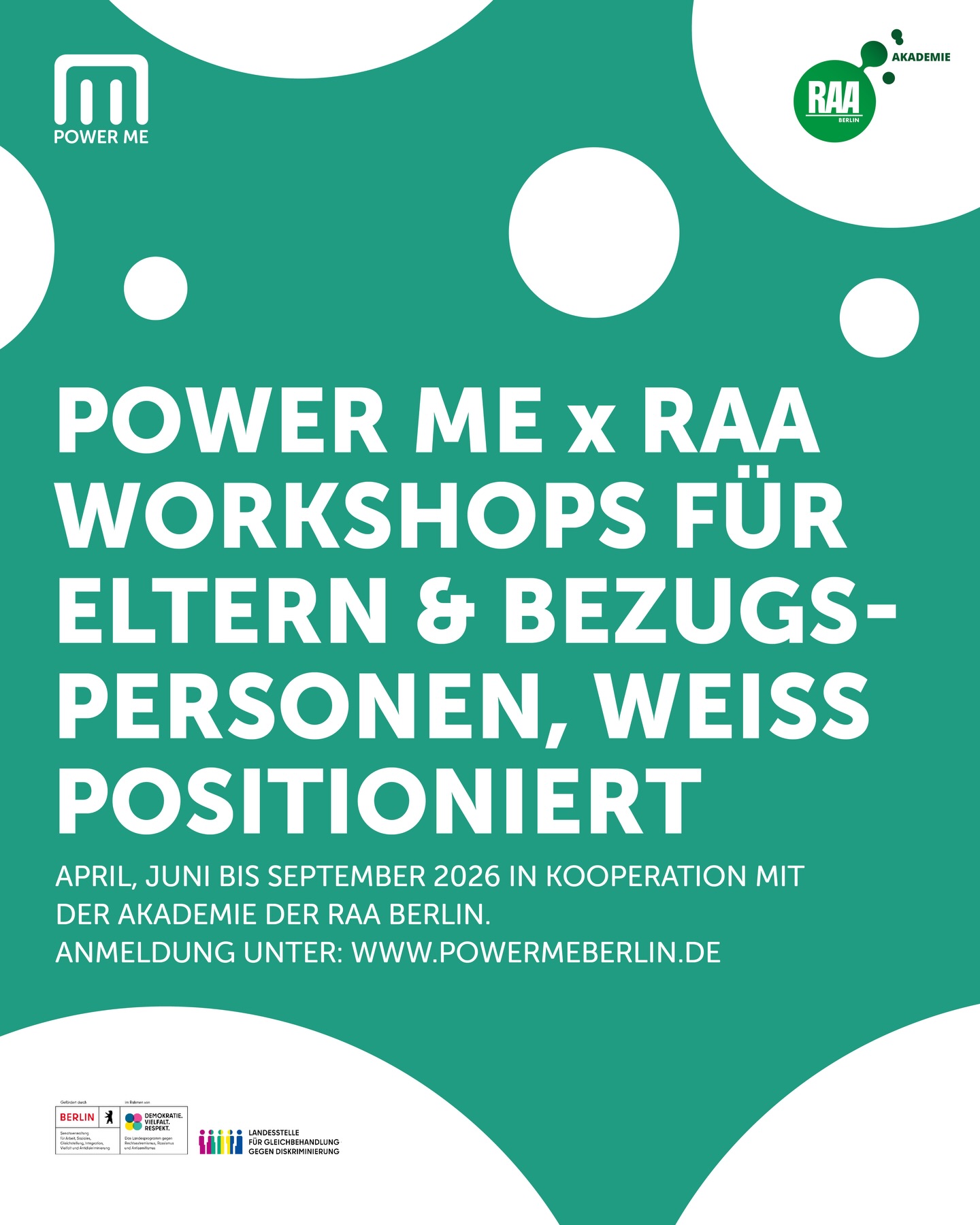 POWER ME x RAA WORKSHOPS FÜR ELTERN & BEZUGSPERSONEN, WEISS POSITIONIERT
April, Juni bis September 2026 in Kooperation mit der Akademie der RAA Berlin ( @raaberlin ).
Eltern und Bezugspersonen sind meist diejenigen, die als nahestehende Personen von den Rassismuserlebnissen ihrer Kinder direkt oder indirekt mitbekommen. Oft sind sie ein Puffer für die negativen und belastenden Erlebnisse. Das ist eine große Herausforderung.
–
23.04. & 24.04.2026 (Teil 1)
Mit Olenka Bordo Benavides ( @ ole.nkiki . RAA Akademie ) und Farina Aigbedion ( @ farinalafina . Referentin und politische Bildnerin ).
oder
04.06. & 05.06.2026 (Teil 1)
Mit Olenka Bordo Benavides (RAA Akademie) und Raja Goltz (Koordinatorin Projekt Morgen, RAA Berlin).
Online via Zoom, jeweils von 10:00 - 14:00 Uhr.
In diesem 2-tägigen Online-Workshop soll ein Raum für Auseinandersetzung, Austausch, Vernetzung und Stärkung angeboten werden. Zusammen werden Handlungsstrategien entwickelt, die den Eltern & Bezugspersonen ermöglichen stark für ihre Kinder zu sein.
Die beiden Tage bauen aufeinander auf und die Teilnahme ist daher verpflichtend.
–
10.09. & 11.09.2026 (Teil 2)
Mit Olenka Bordo Benavides (RAA Akademie) und Farina Aigbedion (Referentin und politische Bildnerin).
Online via Zoom von 10:00 - 14:00 Uhr.
Dieser Workshop ist eine Fortsetzung für alle Teilnehmenden (weiß positioniert), die den ersten Teil der Eltern und Bezugspersonen-Workshops der Jahre 2021 - 2026 besucht haben und die ihr Wissen weiter vertiefen möchten. Da die beiden Tage aufeinander
aufbauen, ist die komplette Teilnahme verpflichtend. Die Teilnahme an Teil 1 ist die Voraussetzung für eine erfolgreiche Anmeldung.
Wir bitten um Anmeldung unter www.powermeberlin.de
Euer POWER ME Team
-
POWER ME ist ein Projekt von ARIBA e.V. und wird gefördert von der Senatsverwaltung für Arbeit, Soziales, Gleichstellung, Integration, Vielfalt und Antidiskriminierung / LADS
