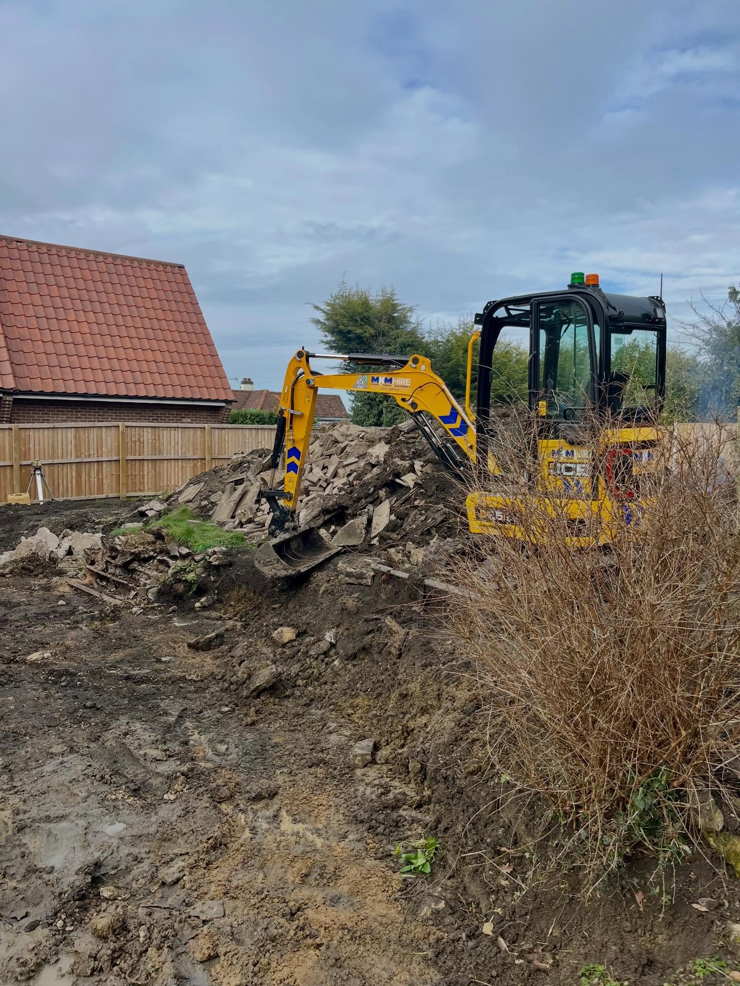 And so another wonderful garden transformation begins. The messy, unglamorous, but also hugely exciting part of a new garden build is always special.
David, Dale and Kyle of @elitelandscapingltd have just started this new project in a village near Grantham, and it’s always amazing to see how quickly they can remove the unwanted (in this case it was a pretty rotten combination of some frankly dangerous steps and some of the worst paving we’ve ever seen) in preparation for the creation of a new garden that will give many years of pleasure. With seating and entertaining areas and lots of wildlife-friendly planting, we are really looking forward to see this one coming together over the next few weeks.
Designed by: @tythornegardendesign
Landscaped by: @elitelandscapingltd
#newgarden #gardentransformation #gardendesign #gardendesigner #landscapedesigner