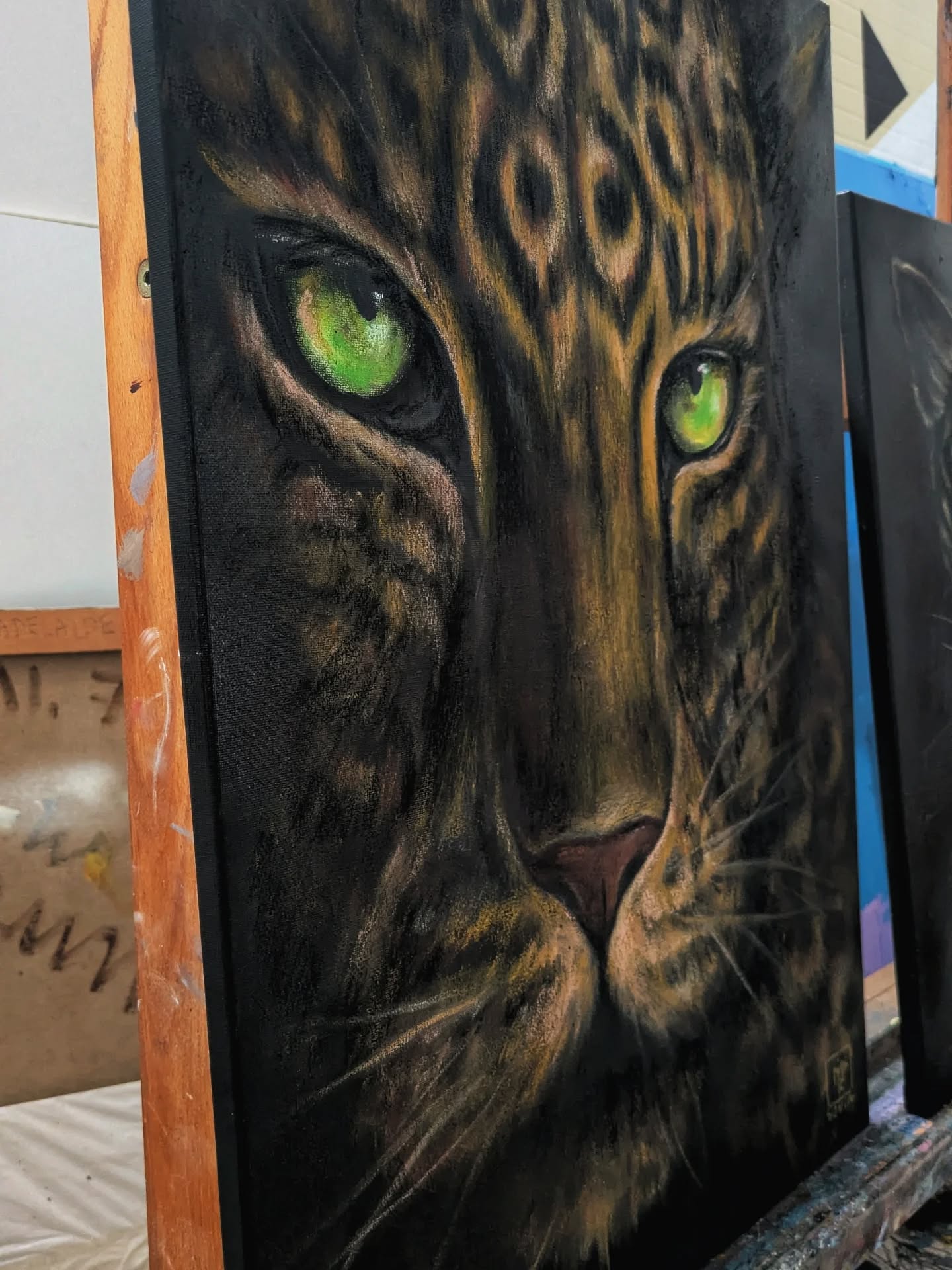 Почему я люблю рисовать леопардов?
Леопард — это не про агрессию.
Это про внутреннюю автономию.
Он не живёт стаей.
Он не нуждается в одобрении.
Он не демонстрирует силу — он ею является.
Я люблю рисовать леопардов, потому что в них есть парадокс:
мягкость шерсти и смертельная точность.
Тишина и взрыв.
Тень и свет в одних и тех же глазах.
Леопард — это архетип одиночества без жертвы.
Он один не потому, что его отвергли.
Он один, потому что так выбирает.
Его пятна — как карта прожитых опытов.
Каждое — след.
Каждое — история.
Когда я пишу леопарда, я на самом деле пишу состояние.
Состояние женщины, которая прошла через страхи,
но не стала слабее.
Которая может быть нежной, но не будет прирученной.
Зелёные глаза — это интуиция.
Это глубина.
Это умение видеть в темноте.
Леопард — это не животное на холсте.
Это внутренний код свободы.
И, возможно, именно поэтому он возвращается в моих работах снова и снова.
50х70 см
🟢 Можно заказать. Напишите мне