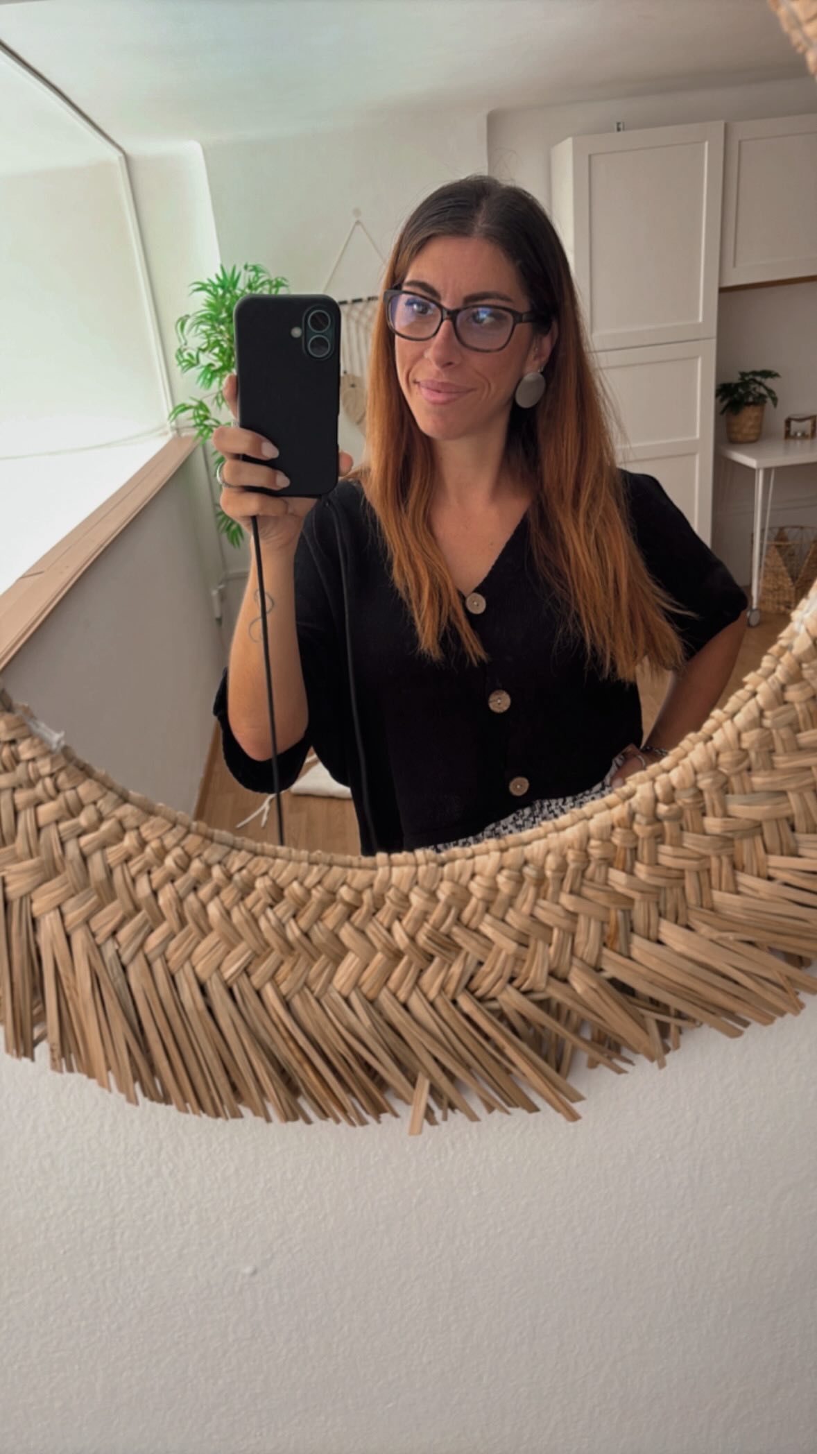 A veces pensamos que el trauma es el fuego.
El momento. Lo que ocurrió. Lo que dolió.
Pero muchas veces, lo que deja huella no es el fuego…
es haber estado ardiendo sola.
El trauma no se instala únicamente por la intensidad de lo vivido, sino por la ausencia de alguien que estuviese allí. Alguien que ayudase a atravesarlo. Que dijese “estoy contigo”. Que sostuviese el miedo. Que cuidase las quemaduras.
Porque cuando el dolor ocurre en compañía, el sistema nervioso no aprende que el mundo es peligroso. Aprende que el dolor es transitable. Aprende que no está sola.
Pero cuando ocurre en soledad, el cuerpo no sólo registra el fuego. Registra el abandono dentro del fuego.
Y es ahí donde el trauma se fija.
No en lo que pasó, sino en la soledad con la que tuviste que sobrevivirlo.
Por eso sanar no siempre implica volver al fuego.
A veces implica, por primera vez, no tener que atravesarlo sola