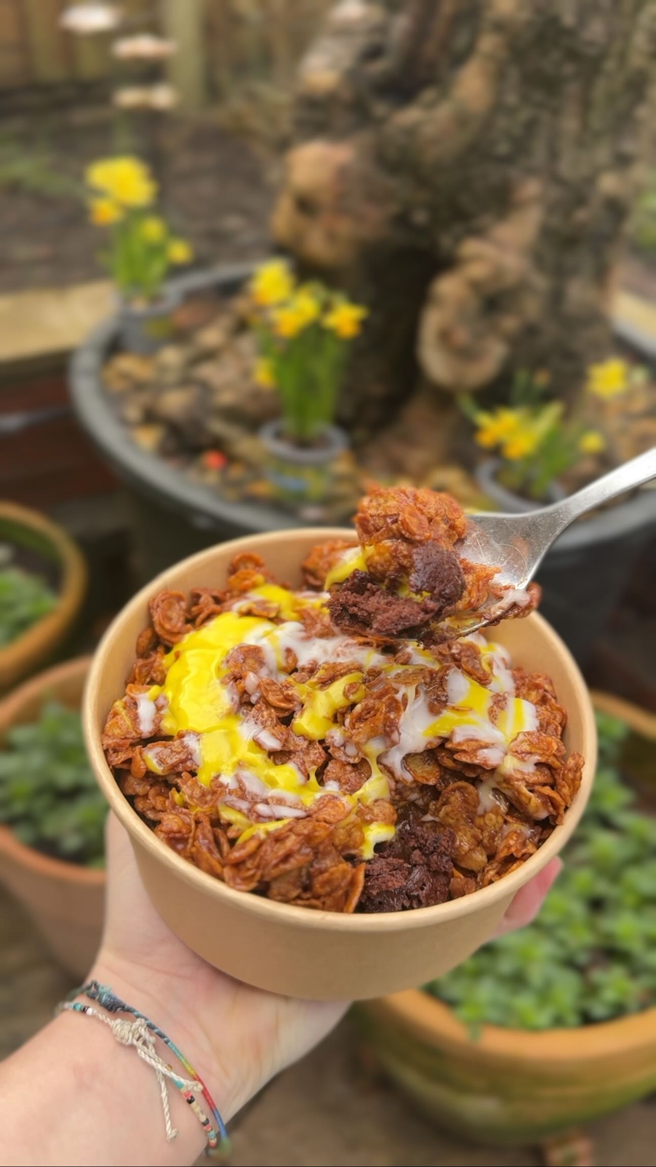 Viral chocolate cornflake crunch cake, but make it vegan and instead of mini eggs- creme egg filling and drizzle 🤤 🐣