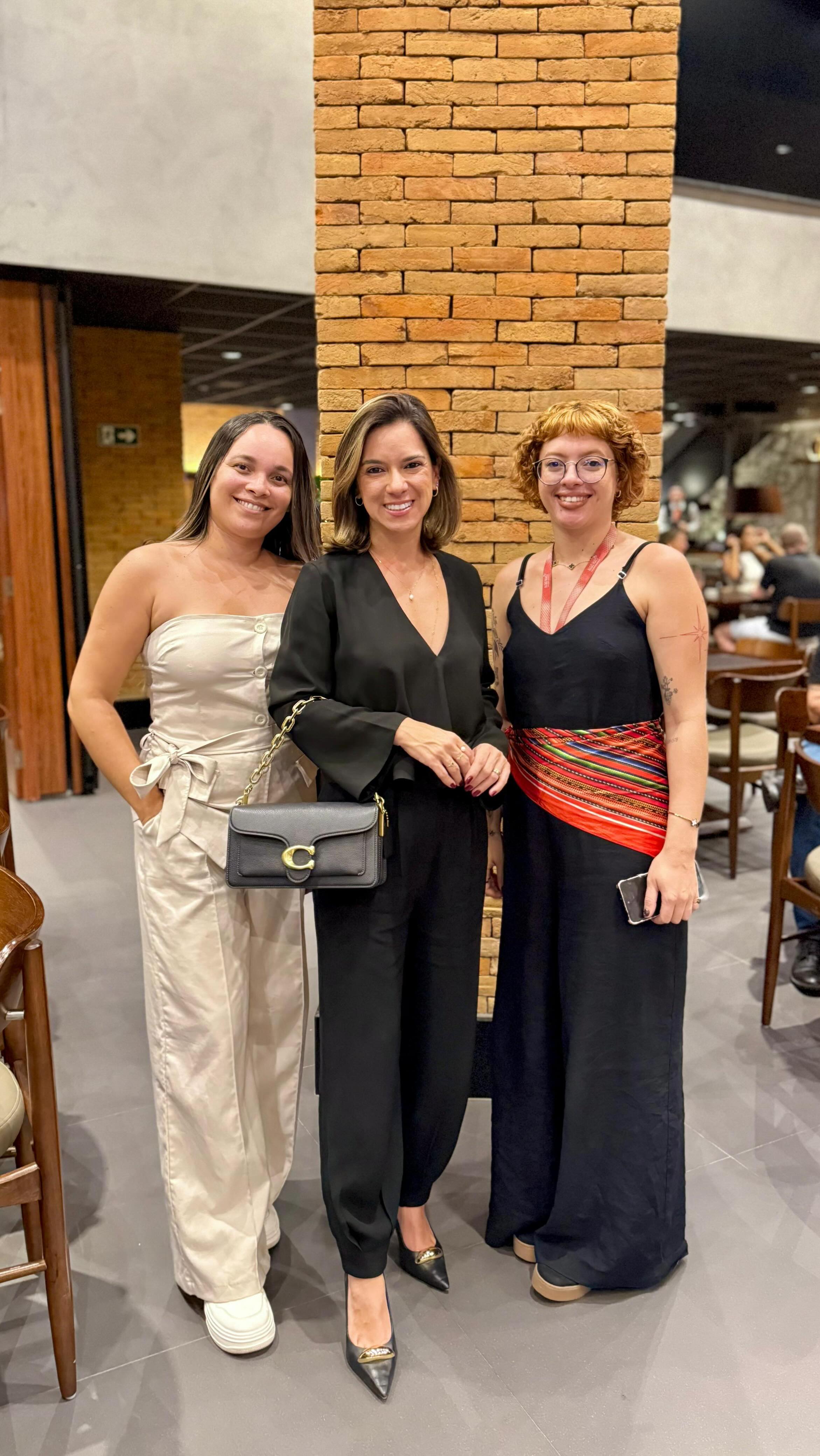 O feedback dos nossos colaboradores é o verdadeiro recheio da sobremesa na nossa ação “Almoço com a Diretora.
Confira mais um encontro delicioso com o nosso time #AlgoMais, que aconteceu esta semana no @cocobambumaceioficial.
#endomarketing #algomais #assessoriadeimprensa #comunicacao