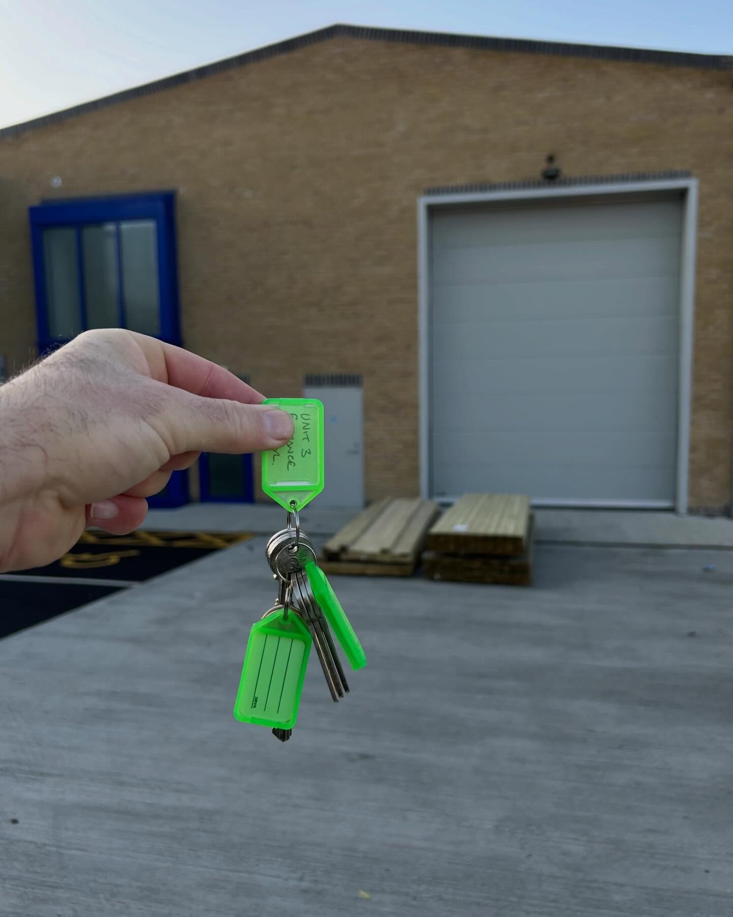 🟢 WE GOT THE KEYS. 🔑
🟢 Today it becomes a reality 🤗
🟢 This big empty space is about to become the next chapter in the evolution of Two Tails CrossFit Wickford.
💚 More space.
💚 More PBs.
💚 More community.
🟢 We’ve grown because of YOU and now it’s time to build something even bigger and better.
🟢 This is just the beginning. Stay tuned for more
#TwoTailsWickford #NextChapter #CrossFitWickford #Joinus