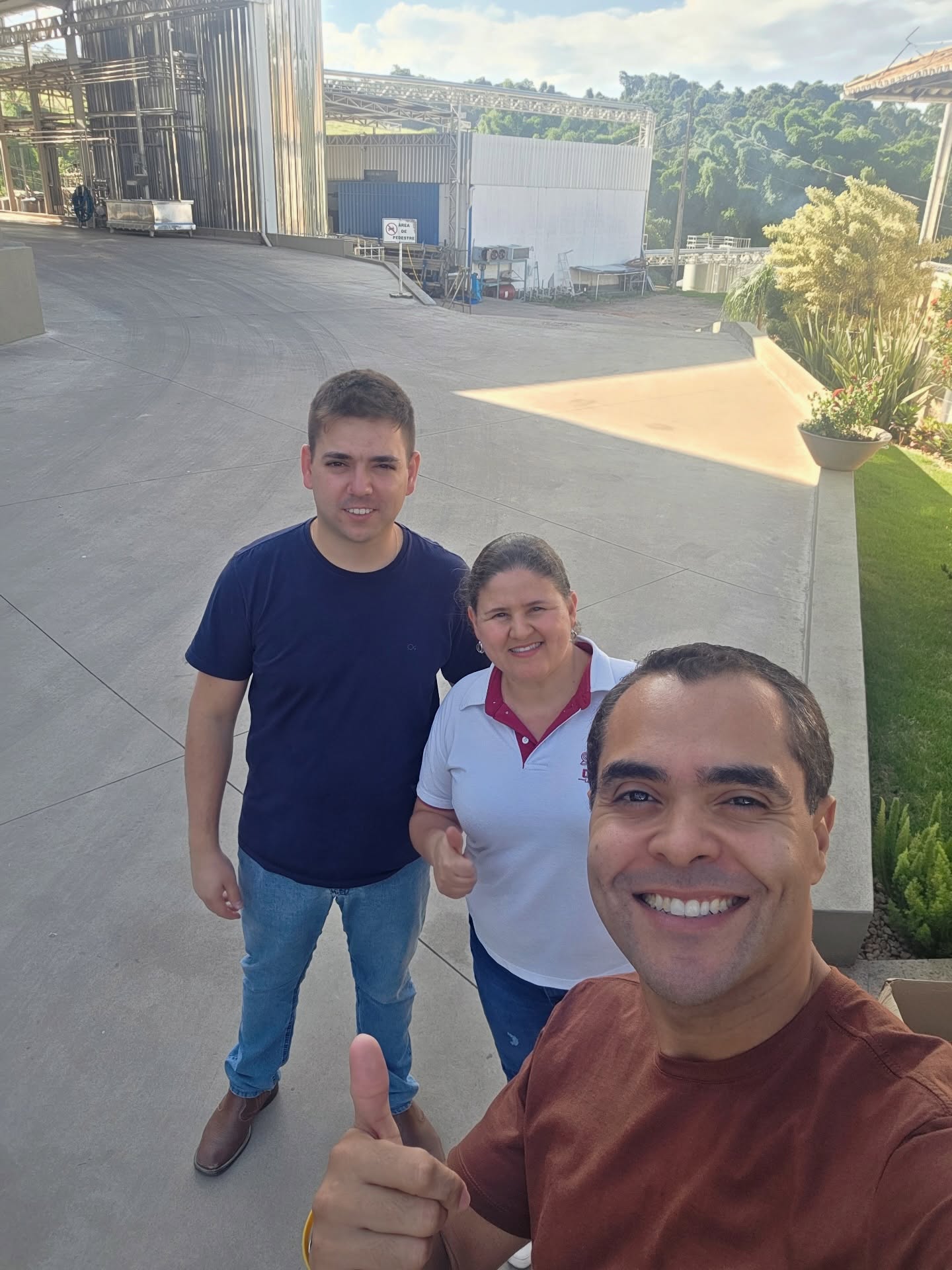 Dia de visita especial na Laticínios Bom Destino! 🐃🧀
O Fábio esteve com a equipe da @laticiniosbomdestino reforçando uma parceria que cresce cada vez mais, levando os incríveis laticínios de búfala para o Norte do Paraná.
Na foto, ao lado da Cris, responsável pelo comercial da região Sul, e do Aurélio, diretor e proprietário da Bom Destino: pessoas que colocam dedicação e qualidade em cada produto.
Parcerias assim fortalecem o mercado, aproximam produtores e distribuidores e fazem chegar até nossos clientes produtos cheios de saúde e sabor.
Dia lindo, boas conversas e ainda mais projetos pela frente! 🧀🐃