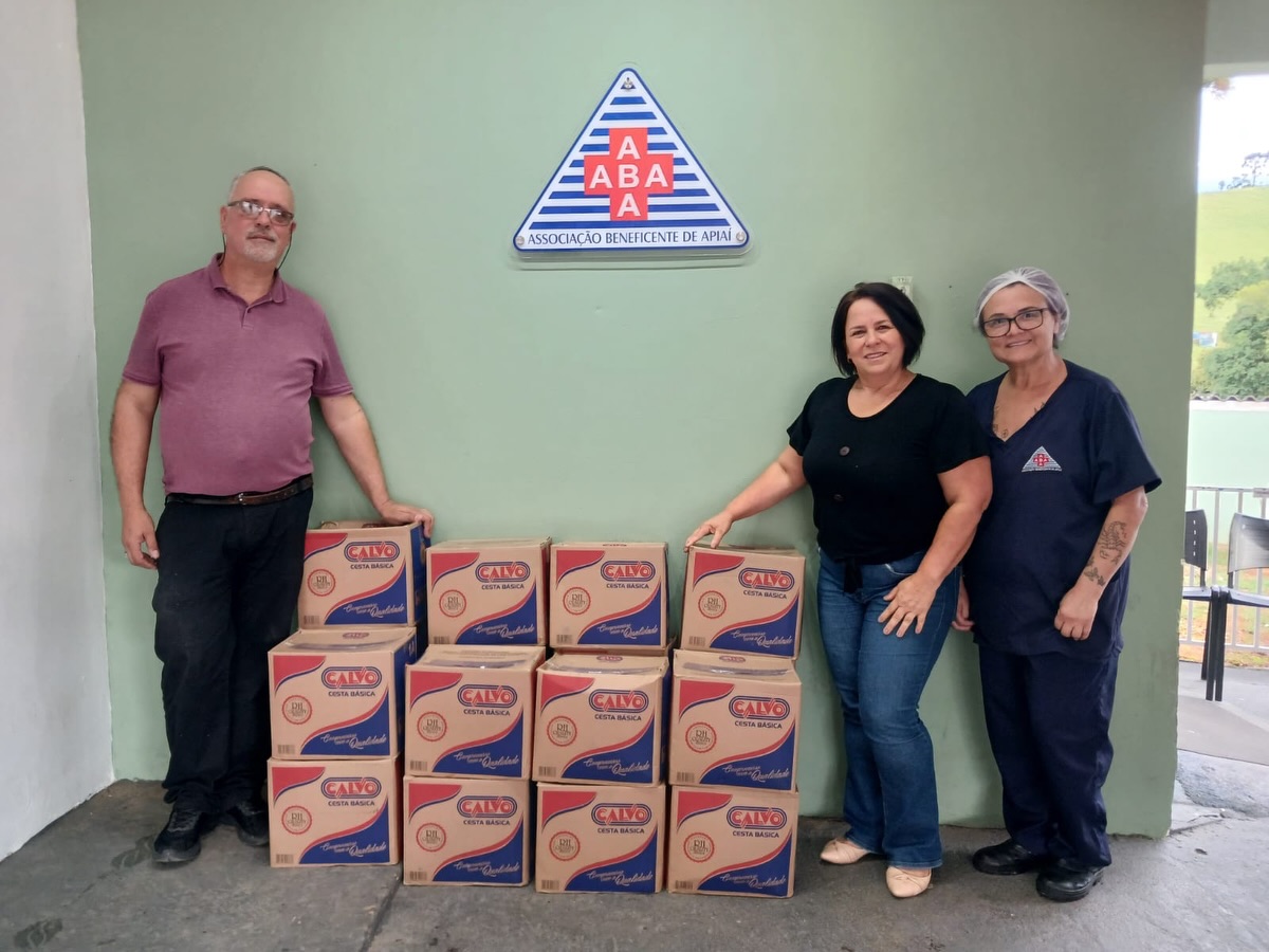 Quando a comunidade se une, quem ganha é a vida. 🤍
Na última terça-feira, o Hospital Regional Dr. Adhemar de Barros, que atende os municípios do Alto Vale do Ribeira, recebeu 20 cestas básicas da ONG SALVAR, do distrito de Araçaíba. As doações irão contribuir com a alimentação oferecida aos pacientes hospitalizados.
A conexão entre o hospital e a ONG foi feita pela secretária municipal de Promoção e Assistência Social, Vera Lucia Gonçalves Ribeiro, junto à coordenadora da ONG, Ana Lucia. As cestas foram doadas por mantenedores e empresários paulistas e, após atenderem as famílias assistidas, o excedente foi destinado ao hospital.
Sensibilizado com a causa, o secretário da Agricultura, Marcos Seabra, também colaborou com a doação de legumes e verduras, fortalecendo ainda mais essa corrente do bem.
Para o provedor Ananias Pereira:
“Uma das formas que a entidade encontra para superar as dificuldades econômicas tem sido através da parceria com as secretarias da municipalidade, entidades e igrejas. Agradecemos o apoio, que tem sido fundamental.”
Nossa gratidão a todos que fazem parte dessa rede de solidariedade.
📸 Crédito das fotos: Artur Garcez
1ª foto: Provedor Ananias, Secretária Vera e a colaboradora Sirlei.
2ª foto: Provedor Ananias e Tatiane Aparecida, da ONG SALVAR.