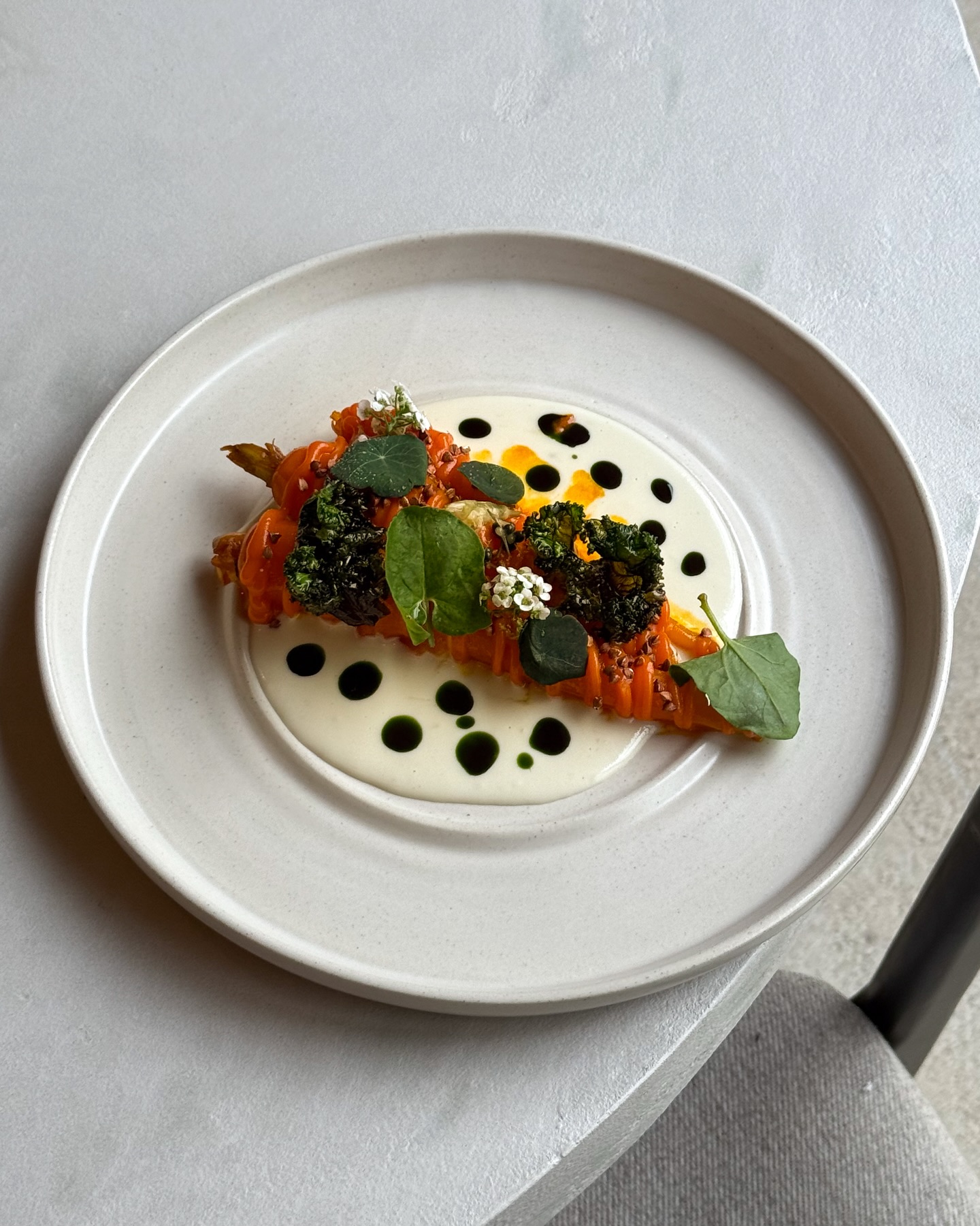 A vegan dish featuring carrots glazed in their own juice, served with toasted buckwheat, crispy fried kale, a mix of preserved vegetables from last year, and a sauce of horseradish and carrot tops.
Available on our à la carte menu.