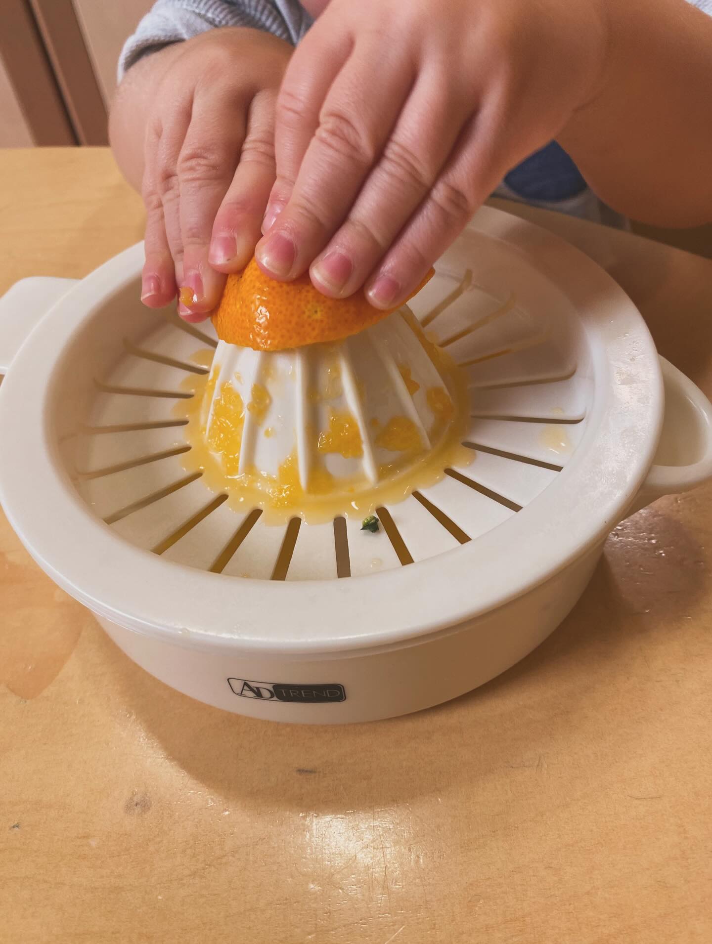 Il mandarino 🍊
Tocco, annuso, spremo e… assaggio!
#aiutamiafaredasolo #motricitàfine #asilonidomilano