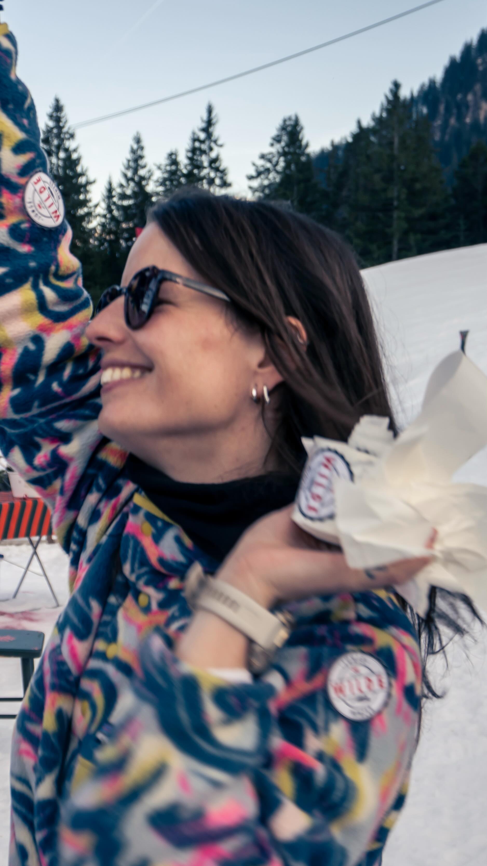 Life is better sabraging bottles of sparkling wine with a ski in the mountains with my favorite winemaker fam 🫶🏼🍾🪩🌝 @jungewildewinzer.at #huglsprudel #sektaustria #jungewildewinzer #mountainlover