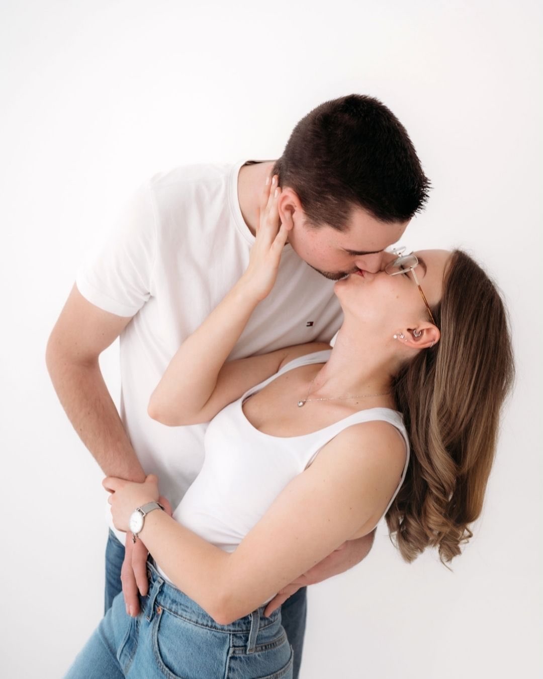 Paar-Shooting im Studio ✨
Romantisch, intim und voller Nähe – ein Paar-Shooting ist auch im Studio etwas ganz Besonderes.
Auch auf engem Raum sind der Kreativität keine Grenzen gesetzt. Mit dem richtigen Licht, natürlichen Posen und eurer Verbindung entstehen Bilder, die berühren – ganz ohne Ablenkung, ganz bei euch.
Manchmal braucht es nicht viel Platz.
Nur zwei Menschen, die sich lieben. 🤍
Du möchtest eure Geschichte in zeitlosen Bildern festhalten? Schreib mir gerne eine Nachricht.
#paarshooting #liebepur #studioshooting #coupleshooting #fotostudio zeitlosebilder manuelaprucknerfotografie