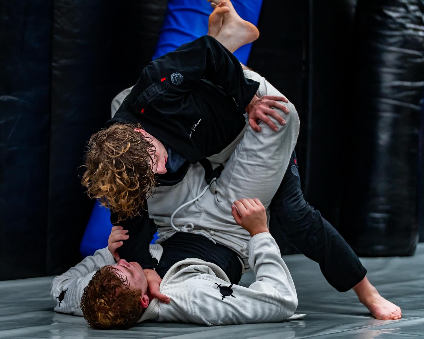 Every beginner worries about this -
“What if I look stupid?”
Truth:
Nobody expects you to be good.
Everyone remembers being new.
The only mistake is not trying.
Improvement happens fast when you show up.
We don’t judge beginners here.
We build them.
Your first session is easier than you think.
📸 @bro_where_photo
#brazilianjiujitsu #bjj #jiujitsu #baldock #hertforshire