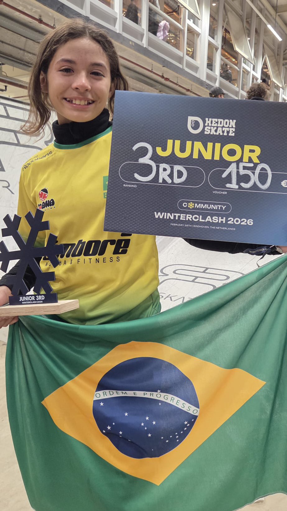 JOANA FAZ HISTÓRIA E RIO PRETO SOBE AO PÓDIO NA HOLANDA
Aos 12 anos, a rio-pretense Joana Caroline Tavares Melo conquistou neste sábado (28) o 3º lugar na categoria Júnior do Winterclash, disputado em Eindhoven, na Holanda.
Considerado o maior campeonato de patins street do mundo, o evento reuniu 18 atletas na categoria. Apenas seis avançaram à final.
Joana garantiu lugar no pódio e colocou Rio Preto entre os destaques de uma das competições mais respeitadas do cenário internacional.
Parabéns, Joana. Orgulho para Rio Preto
