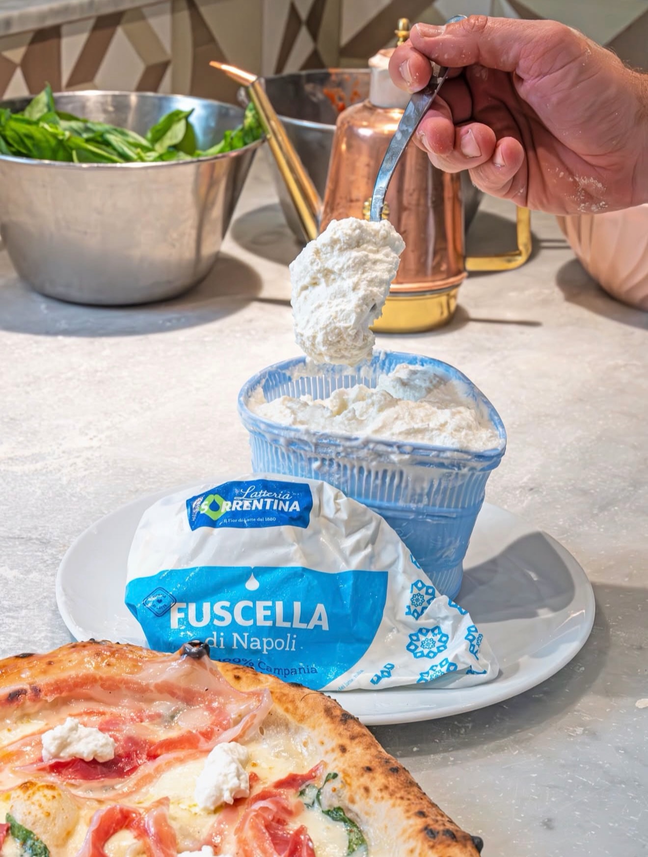 La auténtica Ricotta Fresca de Latteria Sorrentina ya está disponible en Islas de Sabores 🇮🇹
Desde esta semana incorporamos a nuestro portafolio la espectacular Ricotta Fresca Latteria Sorrentina, elaborada en Italia con leche seleccionada y siguiendo la tradición napolitana.
✨ Frescura incomparable
Su textura suave, cremosa y ligeramente granulada refleja un producto recién elaborado. Es una ricotta viva, delicada, que debe disfrutarse en su punto óptimo.
👨🏻🍳 Versatilidad en cocina y pizzería
Perfecta para:
• Rellenos de pasta fresca (ravioli, cannelloni, lasagna)
• Gnocchi y preparaciones artesanales
• Pizza blanca o combinada con prosciutto, pistacho o vegetales grillados
• Postres tradicionales italianos como cannoli y pastiera
• Preparaciones gourmet en cocina moderna
Un producto fresco como este requiere planificación.
📦 Disponibilidad limitada
Recomendamos a nuestros clientes profesionales y retail realizar su pedido con anticipación para garantizar su reserva.
En Islas de Sabores seguimos apostando por ingredientes auténticos, frescos y de excelencia italiana.
📲 Reserve la suya con tiempo.