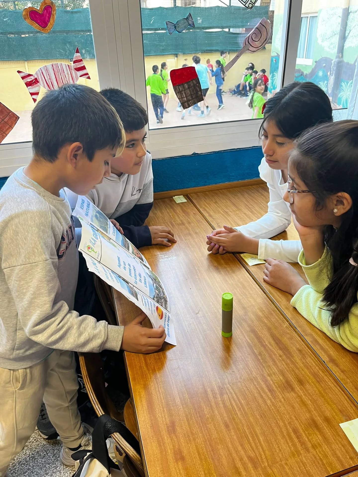 Durant aquests dies hem fet un projecte sobre les comarques de Catalunya a Quart de Primària. Cada grup de treball s'ha especialitzat en una comarca i ha creat un tríptic com si fos una agència de viatges, explicant els principals llocs d'interès i atractius turístics.
💚💚💚
#EsperitPiaget
#PassioPerlEscola
#SomEscola
#ElCarmel