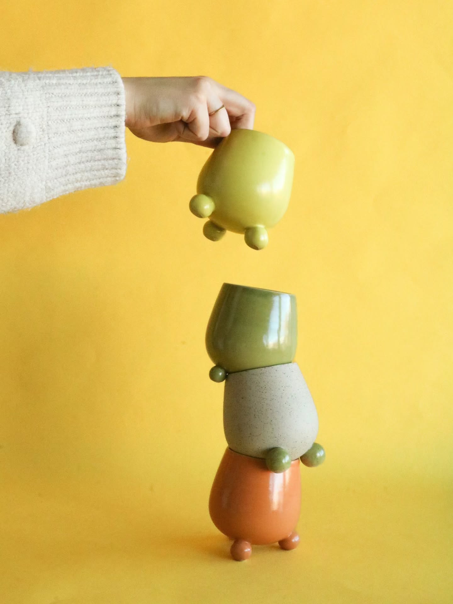 La dernière photo c'est cadeau 🫠 Ça m'apprendra à jouer avec la gravité pendant mes shootings 👀
En tous cas d'après mon dernier reel, vous avez l'air aussi attendris que moi face à ces Zigotos à pieds 🦶
Ça va être chaud de départager tous les derniers essais, qui commencent à prendre une sacrée place dans l'atelier. Je ferai probablement la vente des protos dans le mois, je vous dirai tout ça dans un post quand je serai fixée 🙏
Merci d'être toujours au taquet sur mes idées farfelues, z'êtes vraiment la best commu 💚