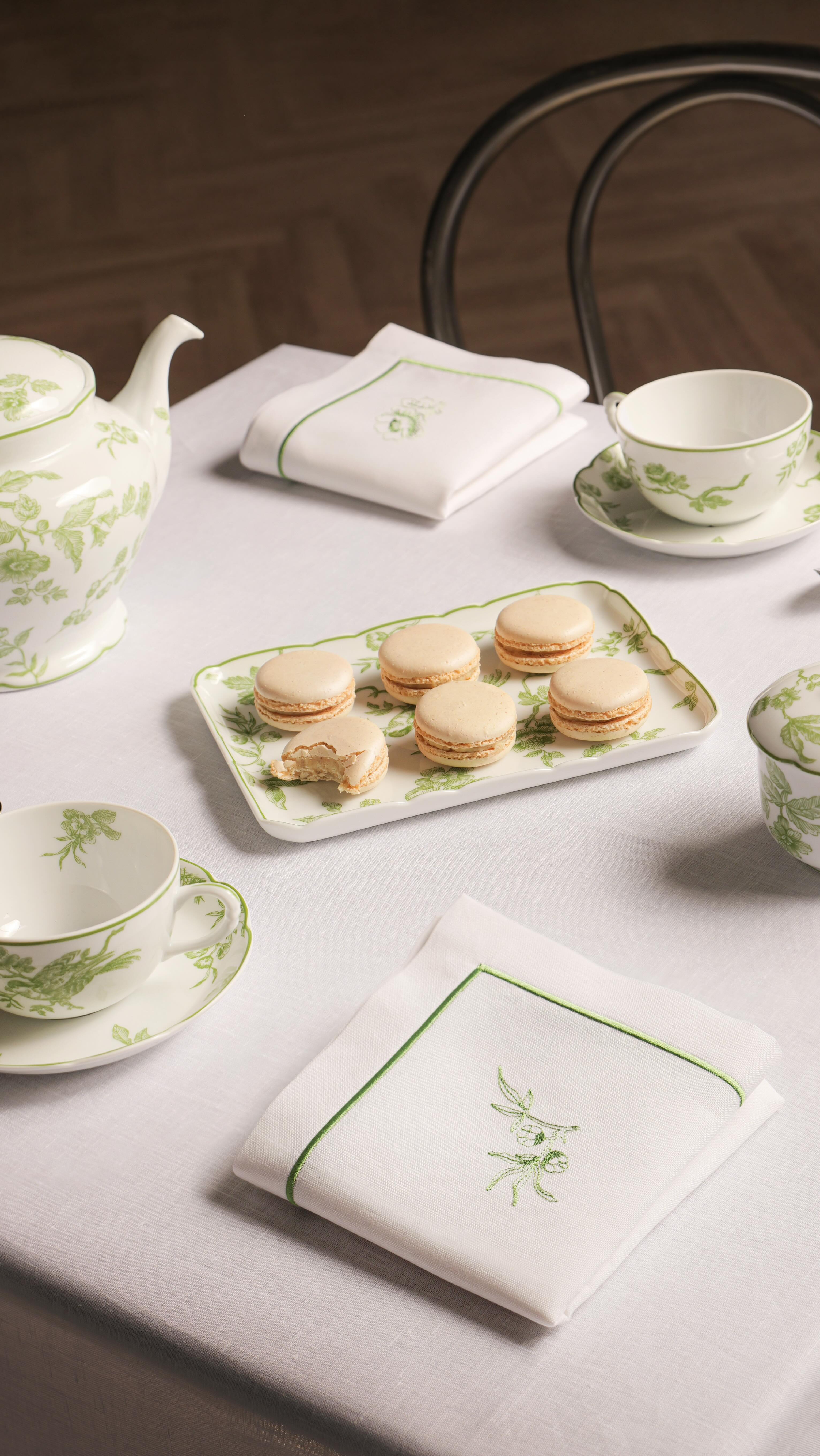 L’heure du thé avec @Bernardaud. 🤍🌿
#GarnierThiebaut #Bernardaud #savoirfaire #porcelaine #lingedetable