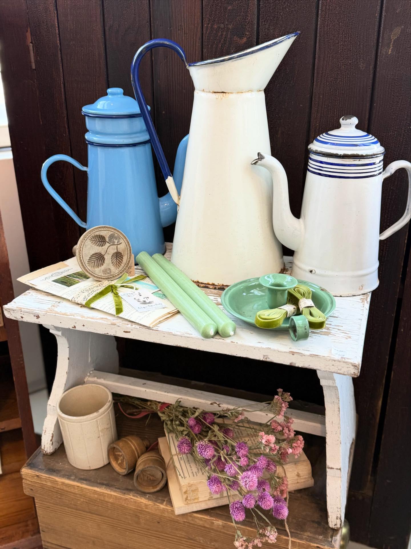 Some lovely “Spring” pieces of Enamelware arrived from France today… this signature striped blue Tea Pot and the green Enamel candlesticks are exceptional treasures… while the duck egg blue coffee pot and white pitcher are French Country standards….
#antique #antiquehome #vintagestyle #brocantestyle #frenchfleamarket