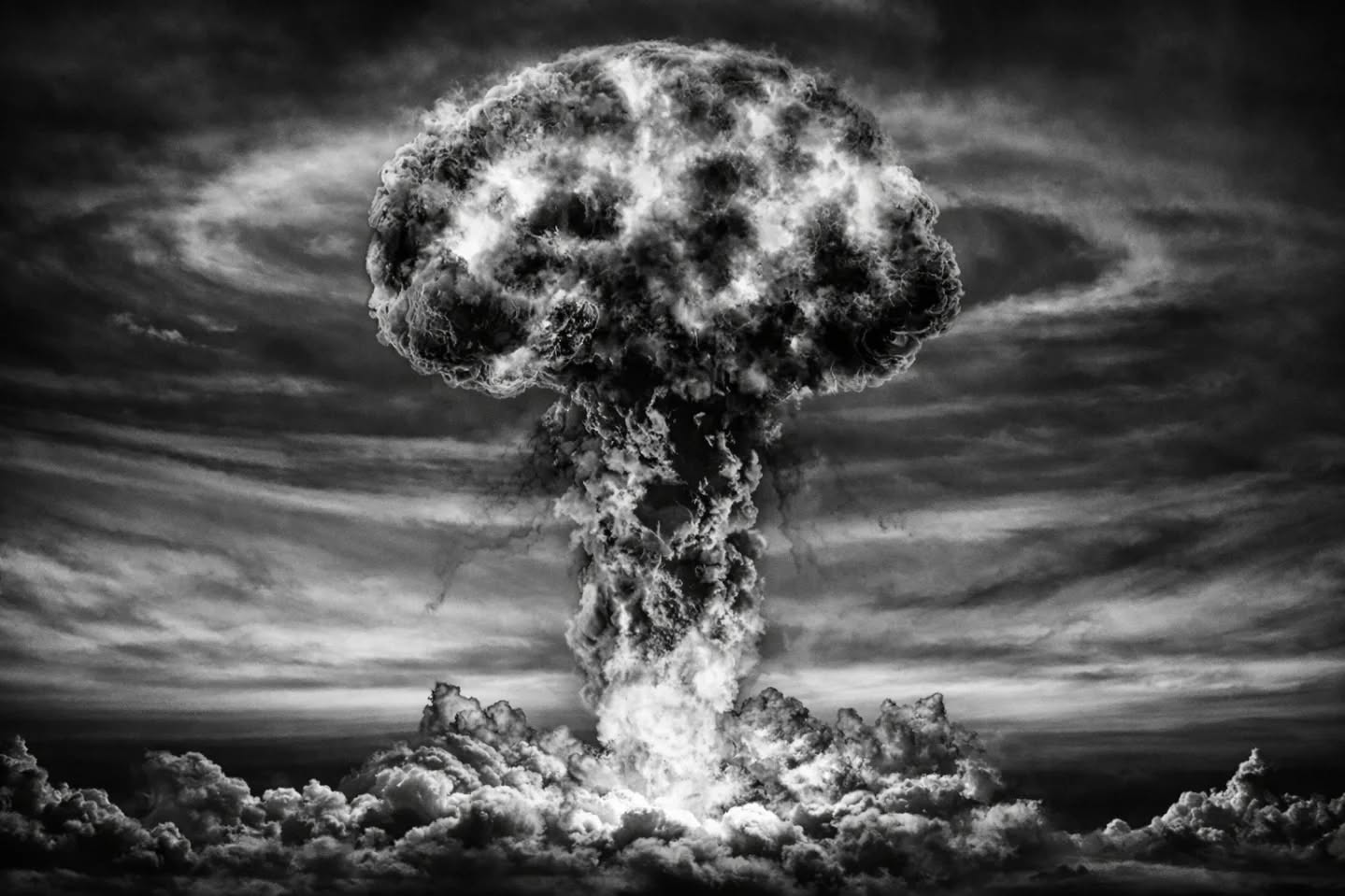 Tudo arde nessa terra:
nem memória de ficheiros,
nem branca casa de anjos
nas américas em guerra.
Bases e lajes, assim,
todas num pranto sem fim.
Mais vingança, mais matança!
Ignorância de quem lança
Bombas e sangue e ódio...
Violência será sempre ópio
desta gente que só mente,
usa razões que mal vende.
Será um poço sem fundo...
Ninguém ganha nesta guerra!
Só destroços, muitos mortos,
mais crianças sem herança.
E suspeitas pairarão
como ténue lembrança.
Voltará a ser teoria
mito de louca poesia...
28.02.2026 ©️ Marta Roml
👉 Segue-me para mais inspiração! 🙏
Rise
On
My
Love
💗
#rimas #versos #poema #poesia #martaroml