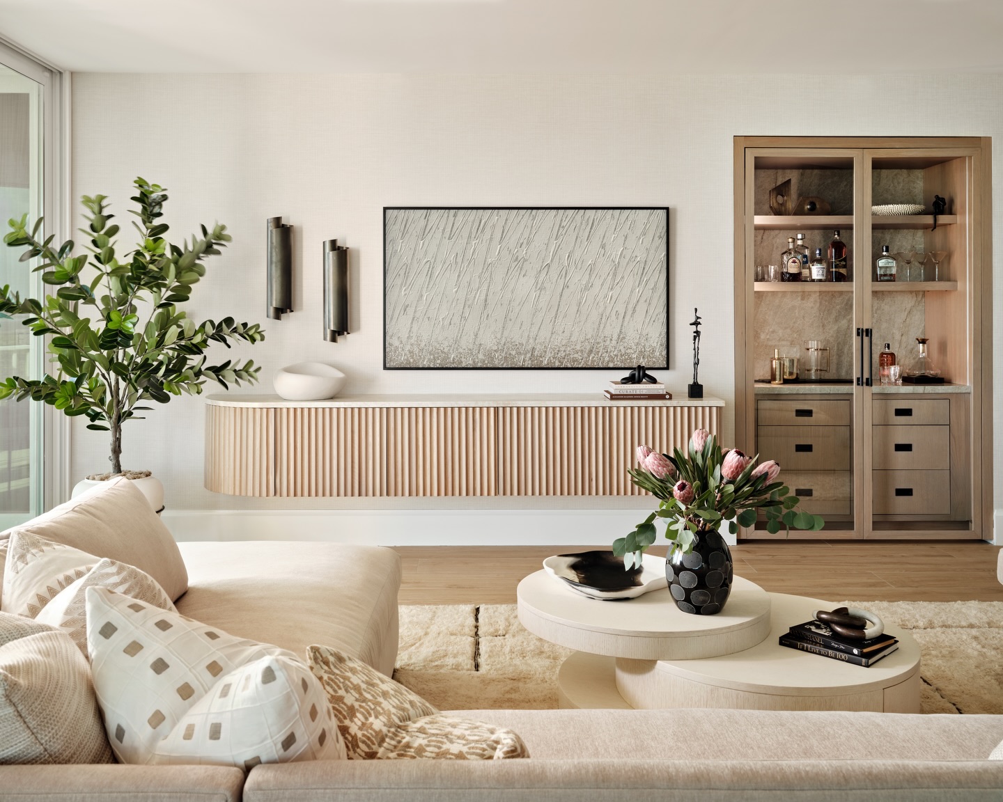 Kips break. You’re welcome. 😂
(And yes, showhouses are real life too… just with a little extra sparkle.)
Today we’re stepping into a family room that was designed to actually be lived in. Fireplace on. Bar stocked. Kids, guests, dogs, all of it.
We love when a space can hold both:
cozy nights by the fire and “just one more drink” conversations that last way too long.
Layered. Functional. Warm.
Because real life deserves good design too. 🥂🔥
📸 @dancutronaphoto
Styling @peggy_chase_jordao