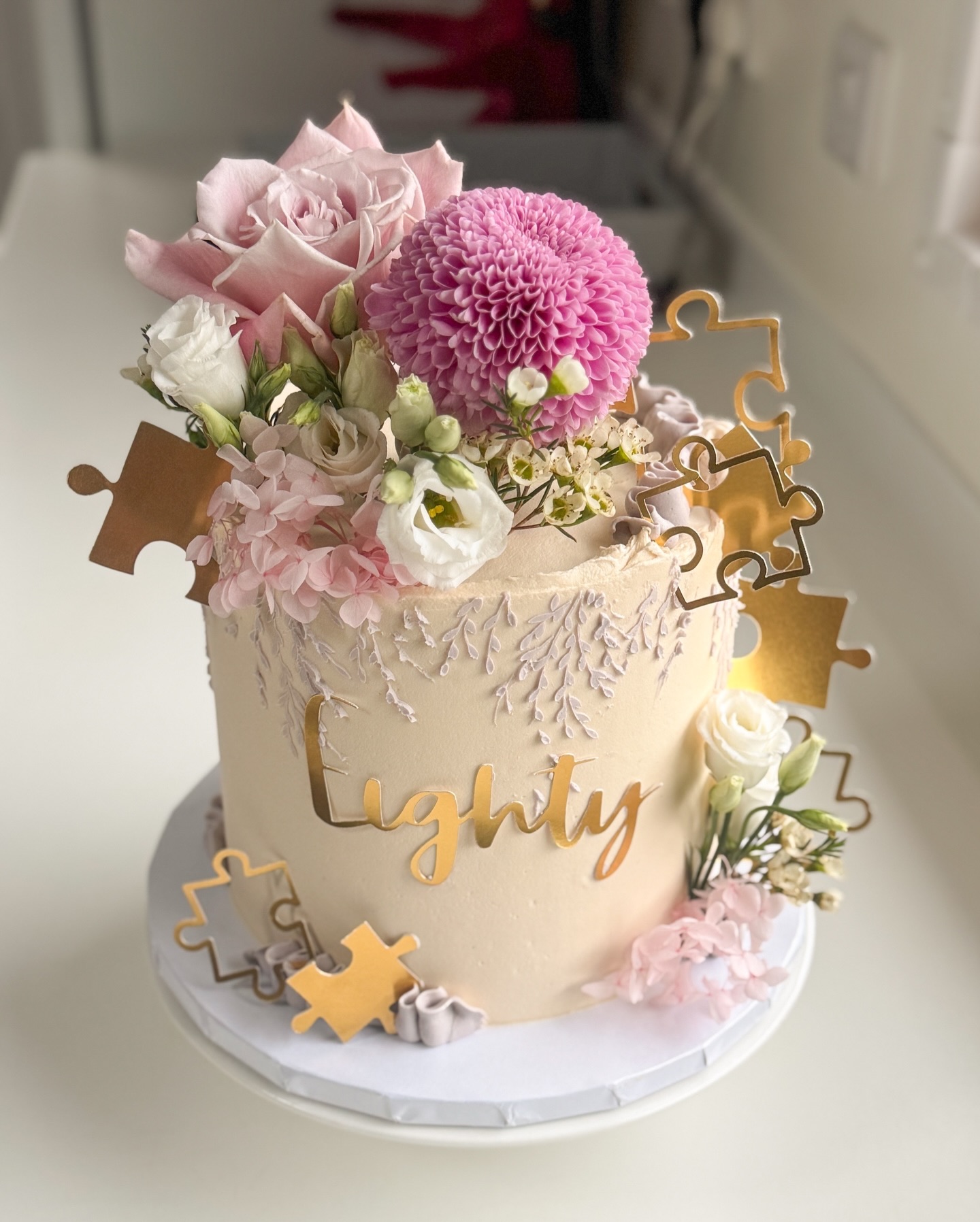 Celebrating a special lady's eightieth year with florals and jigsaw puzzles 🧩 🌷 and ofcourse CAKE!