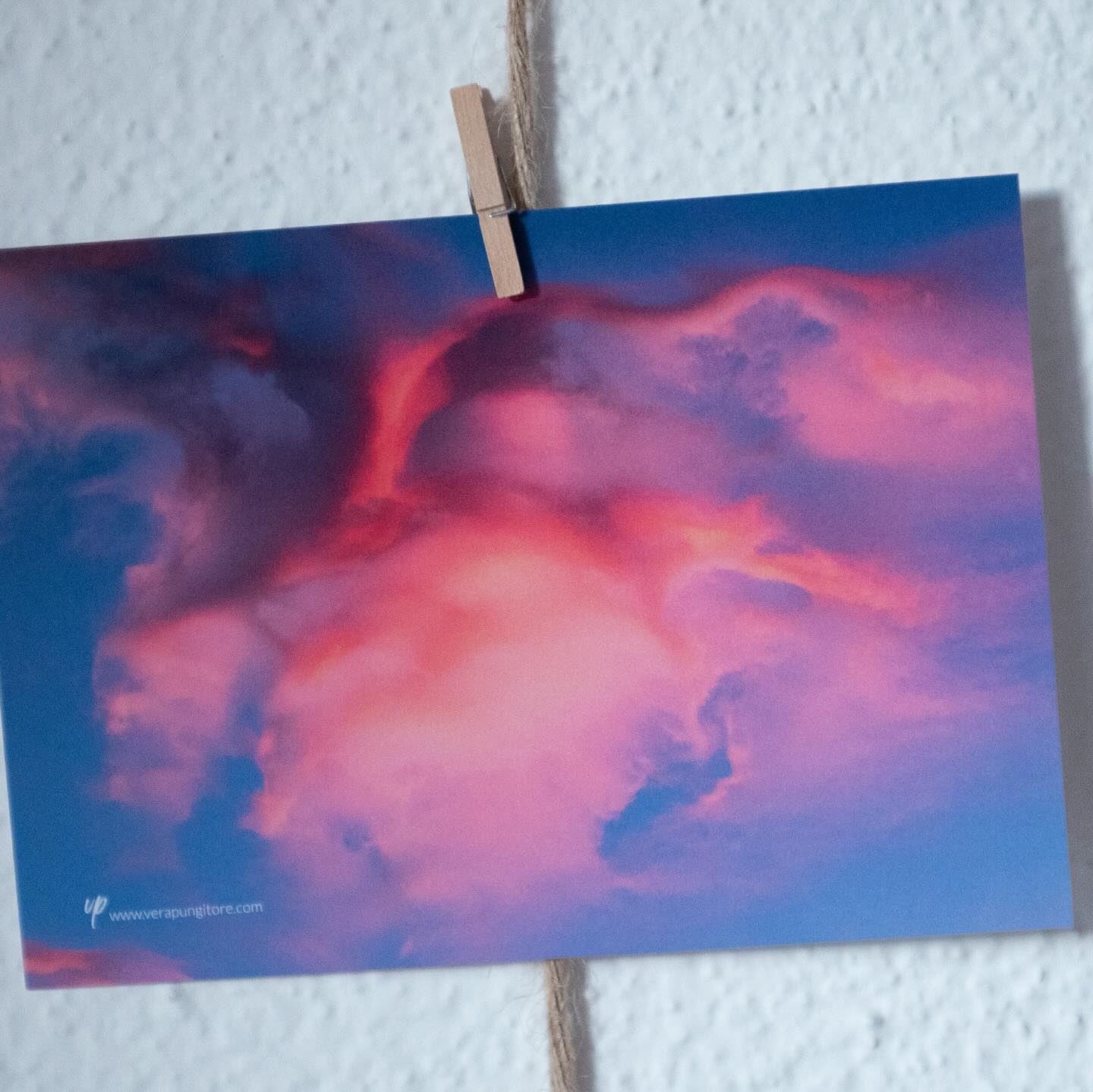 Mein lang ersehnter Traum geht endlich in Erfüllung 🩵✨
Ab sofort gibt es POSTKARTEN mit meinen eigenen Bildern zu kaufen! 🥳
Jedes Motiv erzählt seine eigene Geschichte, fängt besondere Momente ein und bringt ein kleines Stück Herz auf Papier. Ob als liebevolle Nachricht an einen besonderen Menschen, als Deko für dein Zuhause oder einfach zum Sammeln – diese Karten sind mit ganz viel Leidenschaft entstanden.
Ich bin unglaublich dankbar und stolz, diesen Schritt mit euch teilen zu dürfen. 💫
Wenn du dir ein Stück meiner Kunst nach Hause holen möchtest, schreib mir gerne eine Nachricht.
Ich freue mich riesig über eure Unterstützung! 🩵
erhältlich bei www.verapungitore.com, @schmuckes_ding in Turgi und @tilla.conceptstore in Baden ✨