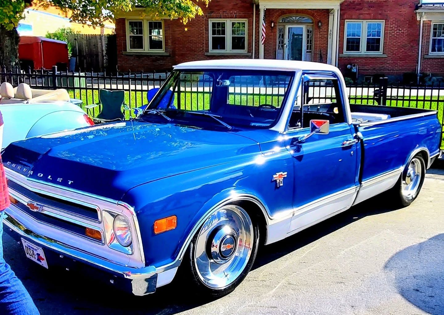 Somernites in full swing and this classic Chevy stole the whole block. Chrome shining, stance just right, and that blue/white combo screaming pure old-school cool. If Kentucky had a state truck, this might be it. #SomernitesCruise #ClassicChevy #C10 #KentuckyCruiseNight #cartucky