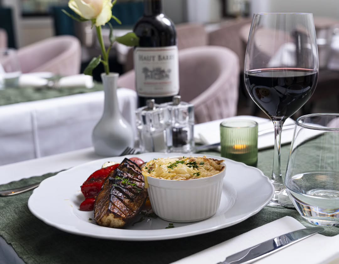 Manche Abende verlangen einfach nach einem schön gedeckten Tisch, einem warmen Willkommen und bekannten Klassikern. Wir freuen uns auf Euren Besuch in der KTV!
/Mara
#rostockrestaurant #französisch #rostockktv #frenchrestaurant #weinbar
Foto by @ln_fotojourney