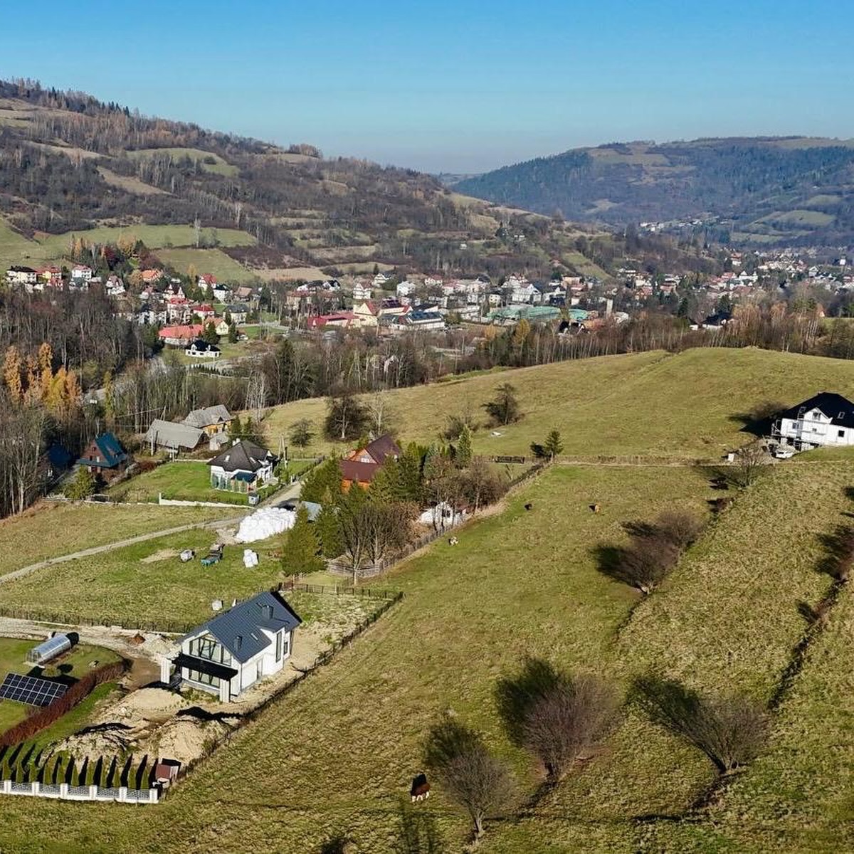 *REZERWACJA💰249 730 zł
🏔️ 3 842 m² z widokiem na góry – Twoje miejsce w sercu Gorców
Na sprzedaż wyjątkowa działka rolno-budowlana
składająca się z dwóch działek:
✅ dz. nr 320 – działka budowlana ok. 24 ary (ok. 2 400 m²)
✅ dz. nr 319/2 – działka rolna ok. 14 arów (ok. 1 400 m²)
w miejscowości Poręba Wielka, gmina Niedźwiedź (Małopolska).
📐 Łączna powierzchnia: 3 842 m²
📏 Długość: 142 m
📏 Szerokość: ok. 42 m / 58 m
🚗 Bezpośredni dostęp do drogi we władaniu gminy
⚡💧 Media:
• prąd l, gaz i kanalizacja – na działce sąsiedniej
• woda – możliwość wykonania studni głębinowej
To idealna propozycja dla osób, które szukają przestrzeni, prywatności i widoku, którego nie zasłoni żadna zabudowa.
☀️ Działka jest doskonale nasłoneczniona – naturalne światło przez cały dzień
🌄 Panorama na wzgórza i lasy tworzy niepowtarzalny klimat o każdej porze roku
📍 Lokalizacja, która łączy naturę z wygodą:
– 60 minut do Krakowa
– 10 minut do centrum Mszany Dolnej
W najbliższej okolicy:
✔️ Termy Gorce
✔️ Gorczański Park Narodowy
✔️ Trasy piesze i rowerowe w Koninkach
✔️ Stoki narciarskie
✔️ Tężnia solankowa
✔️ Punkty widokowe i czyste górskie potoki
To nie tylko działka. To przestrzeń pod dom z widokiem, inwestycję lub bezpieczną lokatę kapitału w jednej z najbardziej malowniczych części Małopolski.
🤝Zadzwoń lub napisz, aby poznać szczegóły oferty i umówić prezentację.
_____________
📍Mszana Dolna, ul. Starowiejska 4C
☎️ tel. 798 370 312
📩 anna@apexkoncept.pl
📲 apexkoncept.pl
#działkanasprzedaż #PorębaWielka #Małopolska #nieruchomości #ApexKoncept widoknagóry inwestycja Gorce