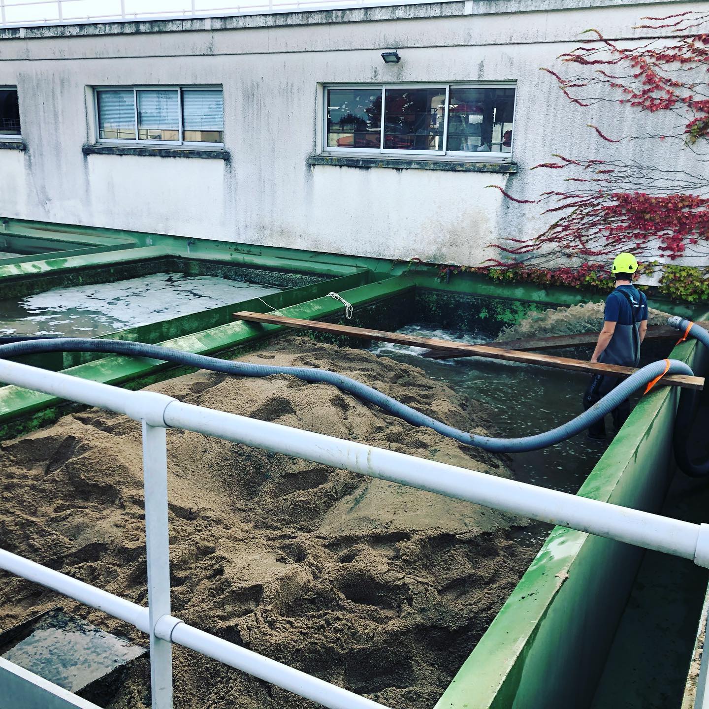 Transfert sable de filtration dans une usine de production d’eau potable du côté de Toulouse #sable #filtre #eaupotable #ecrevisse #wadersaresexy