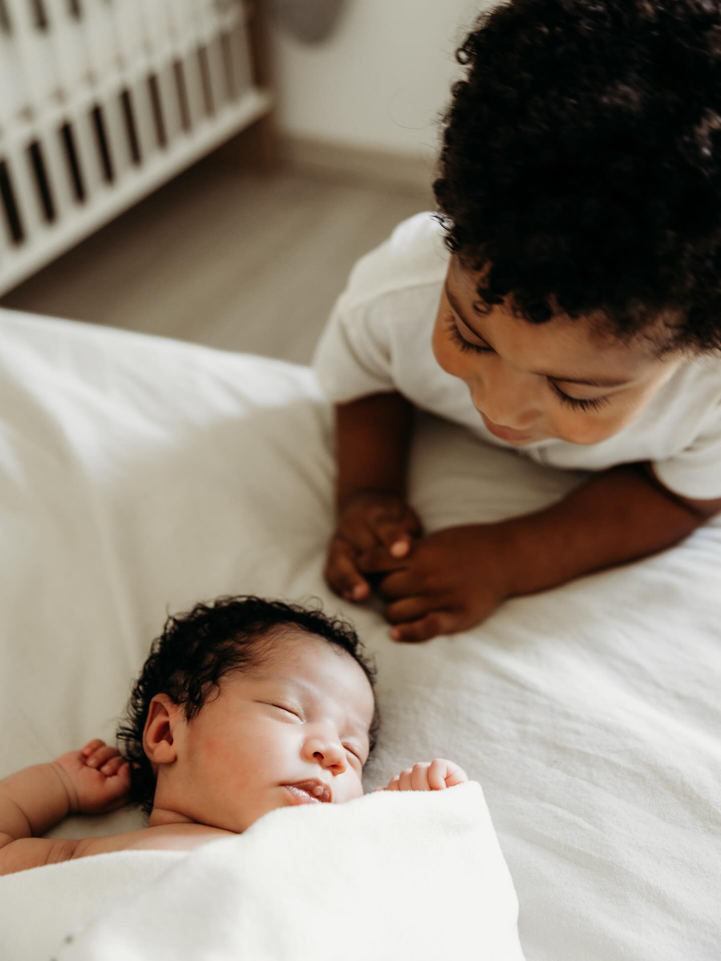 On me demande souvent : « Faut-il prévoir un décor spécial ? »
Ma réponse est toujours la même : non.
On croit souvent qu’il faut un décor spécial pour une séance grossesse.
Un fond parfait, des accessoires, quelque chose “en plus”.
En réalité… il ne faut rien de tout ça.
Votre cocon suffit. Un canapé, un escalier, une fenêtre… et déjà tout est là : la tendresse, la complicité, l’attente.
Ce qui compte, ce n’est pas l’endroit.
C’est vous. Vos gestes, vos regards, votre façon d’aimer ce bébé avant même son arrivée.
Pas besoin de décor quand l’essentiel est déjà là ❤️