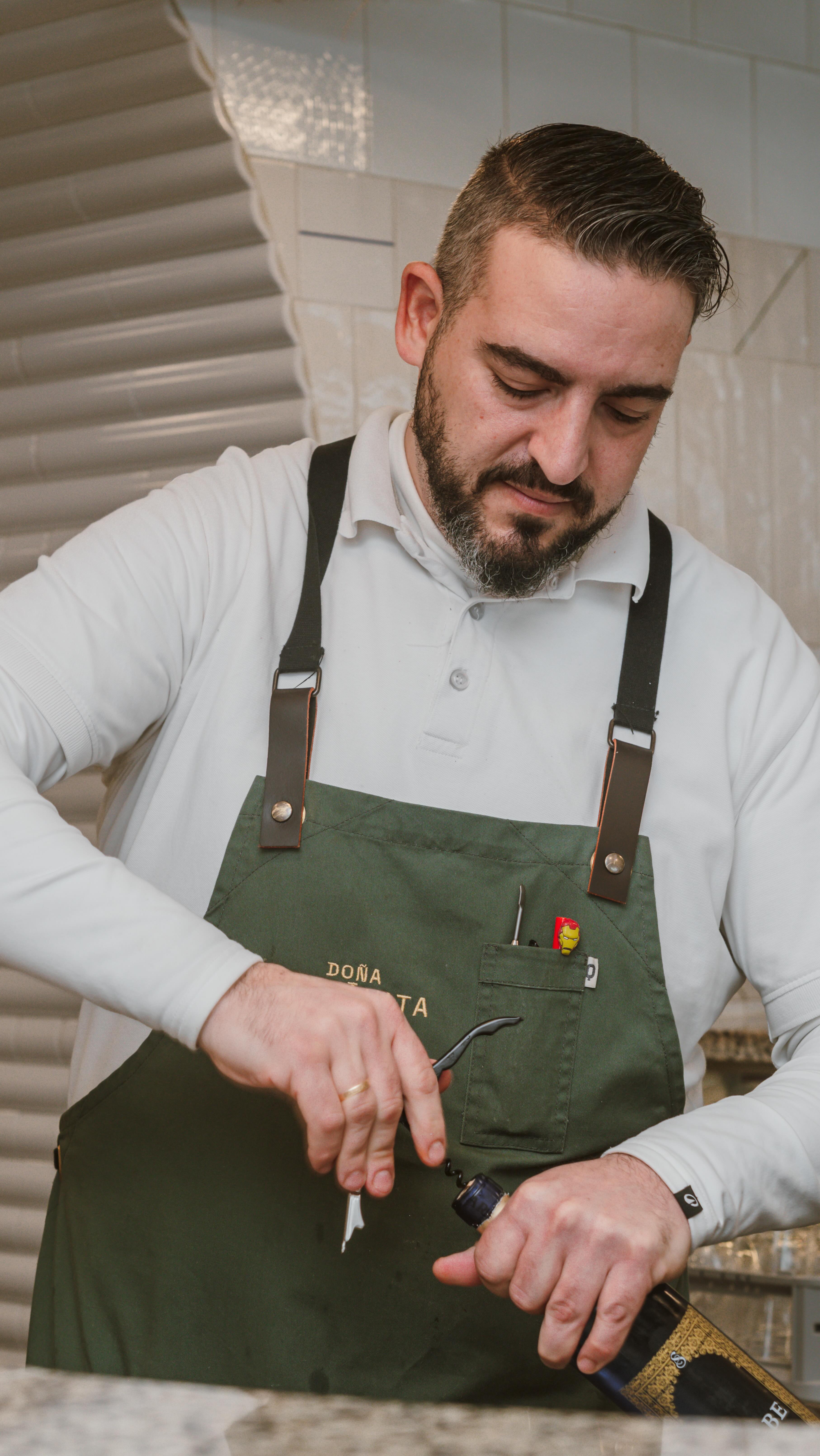 FELIZ DÍA ANDALUCÍA 💚 Como bien sabía y decía nuestra querida Lola Flores, hay muchas cosas bonitas pero como Andalucía...
No podemos estar más orgullosos de una tierra que nos da todo y una gastronomía (que es lo que nos toca) tan riquísima y tan increíble. Rendir homenaje a los platos de toda la vida como unas papitas aliñás, una ensaladilla, unos chicharrones, choquitos fritos, pringá...
¡Que viva Andalucía! ¡Vamos a celebrar! 📍José López Rodríguez N7
-
#taberna #sanfernando #doñafrasquita #cocina #diadeandalucia