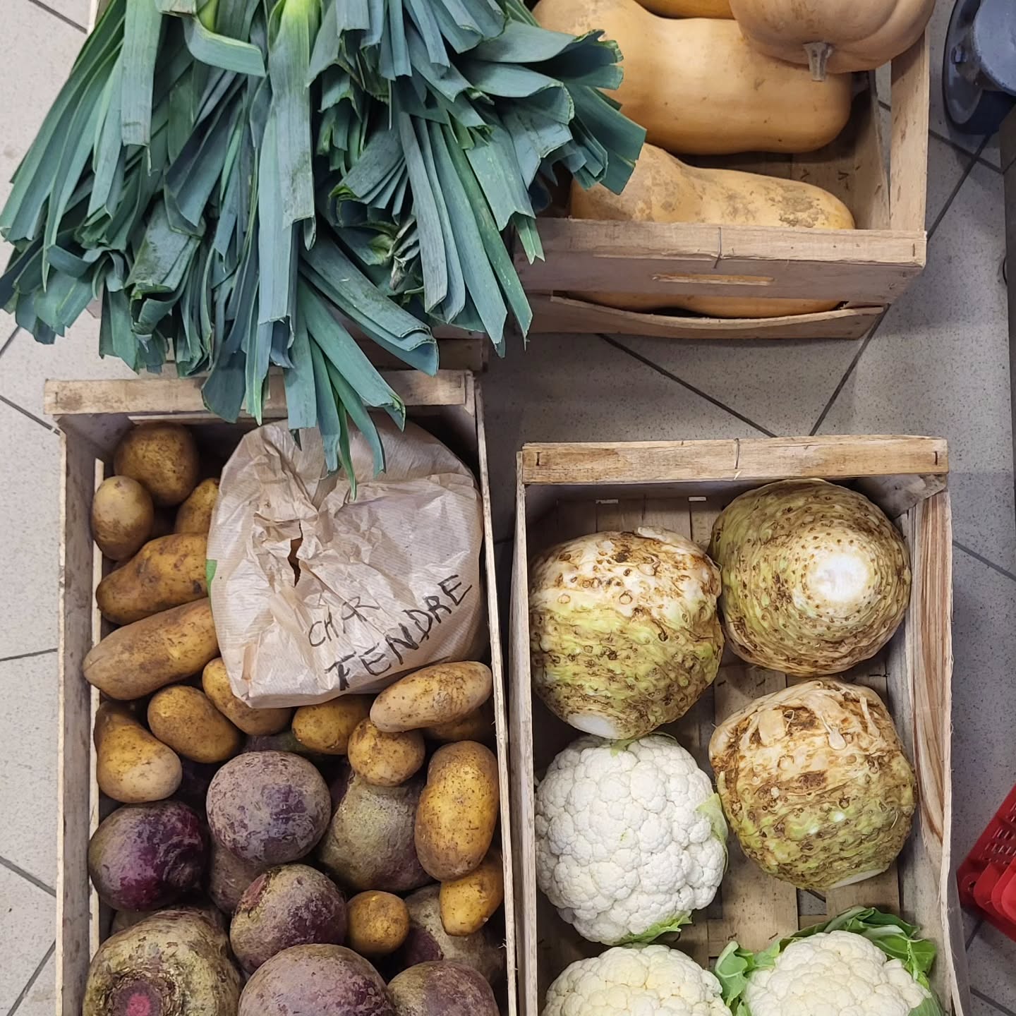 Le tissu économique local passe aussi par l’assiette.
Au restaurant, nous faisons le choix de travailler avec de jeunes maraîchers qui s’installent et qui produisent des légumes de saison. Cette semaine : poireaux, céleris, choux-fleurs, courges, pommes de terre… directement du champ à la cuisine.
Ces partenariats permettent de faire vivre une agriculture locale, de cuisiner des produits frais, de saison, avec du goût.
La qualité a un prix, et c’est aussi celui du travail derrière chaque récolte.
#circuitcourt #produitsdesaison #maraichage #agriculturelocale #terroir