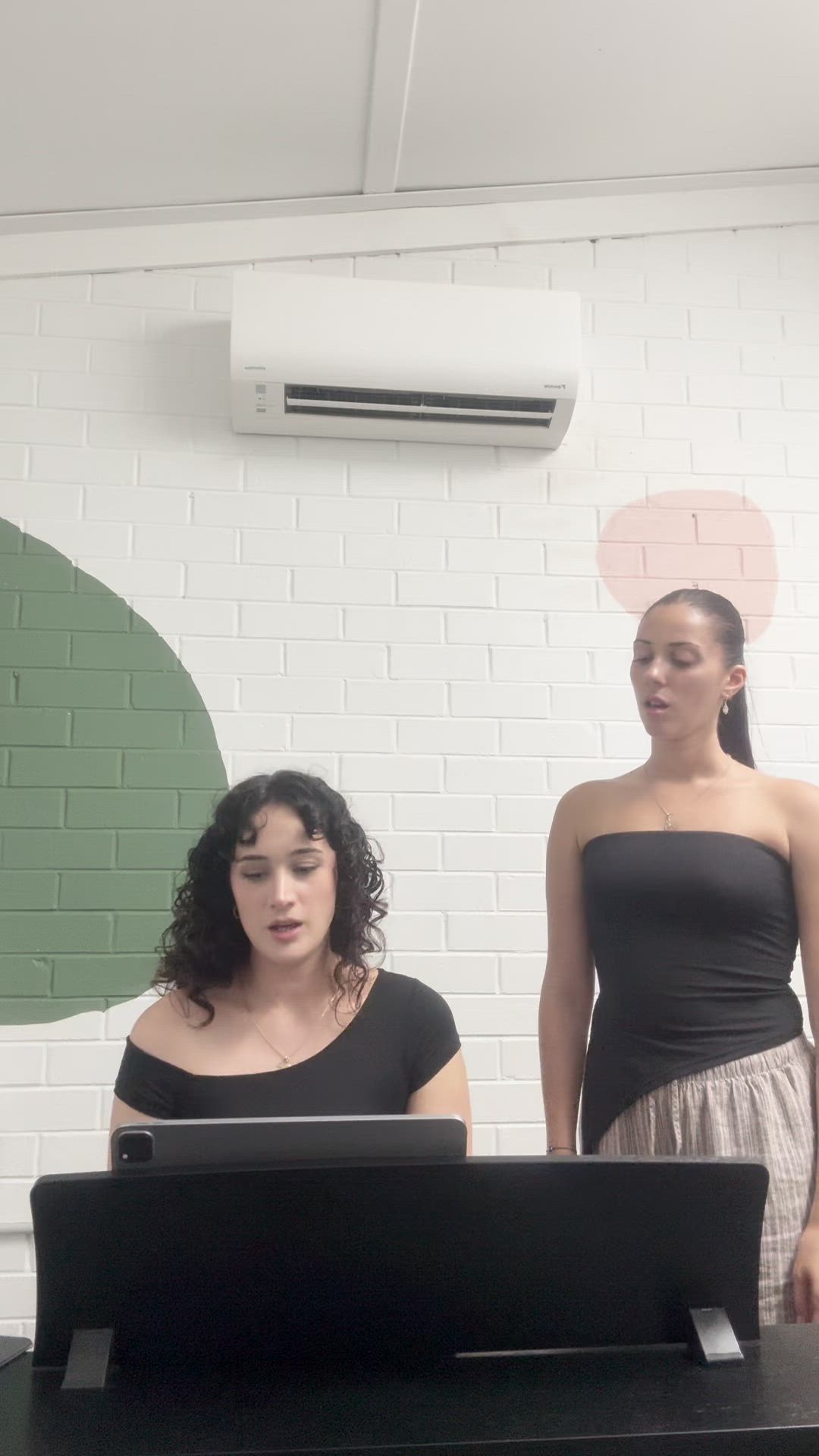 Here's two of our lovely teachers, Julia and Alyssa, singing a cover of "L'Amour De Ma Vie" by Billie Eilish!
How beautiful are their harmonies? 😍
#CoverSong #Harmonies #BillieEilishCover #SingingDuo #MusicLovers #TalentedVoices #BeautifulMusic