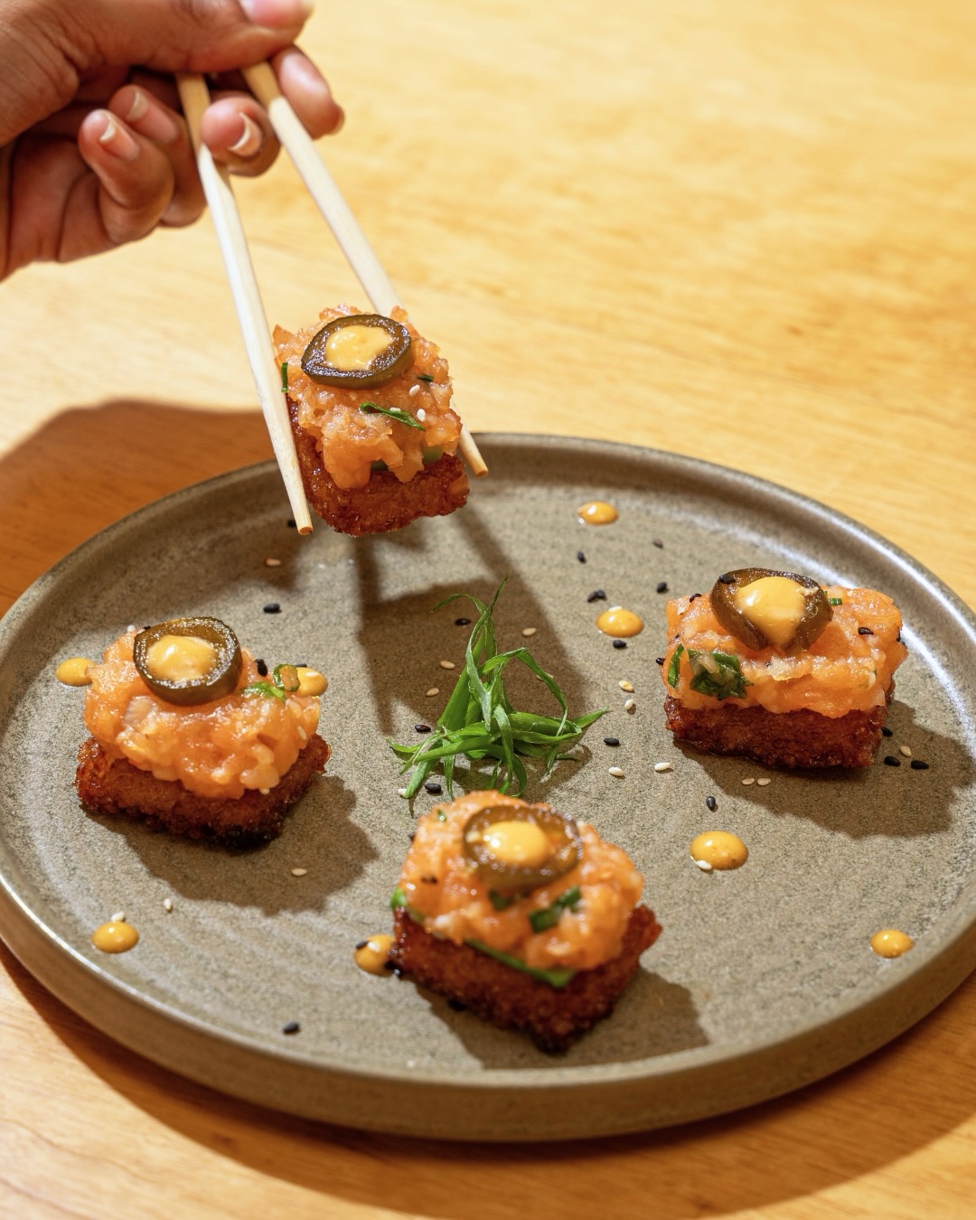 Es que nuestros Crispy rice tartare son irresistibles 🤩
Salmón o spicy tuna, arroz crujiente, suave aguacate y jalapeño caramelizado. 🙌🥢
📍Arroyo Hondo Town Center
¡Ordénalos Ahora! 🛵
(809) 222 2221