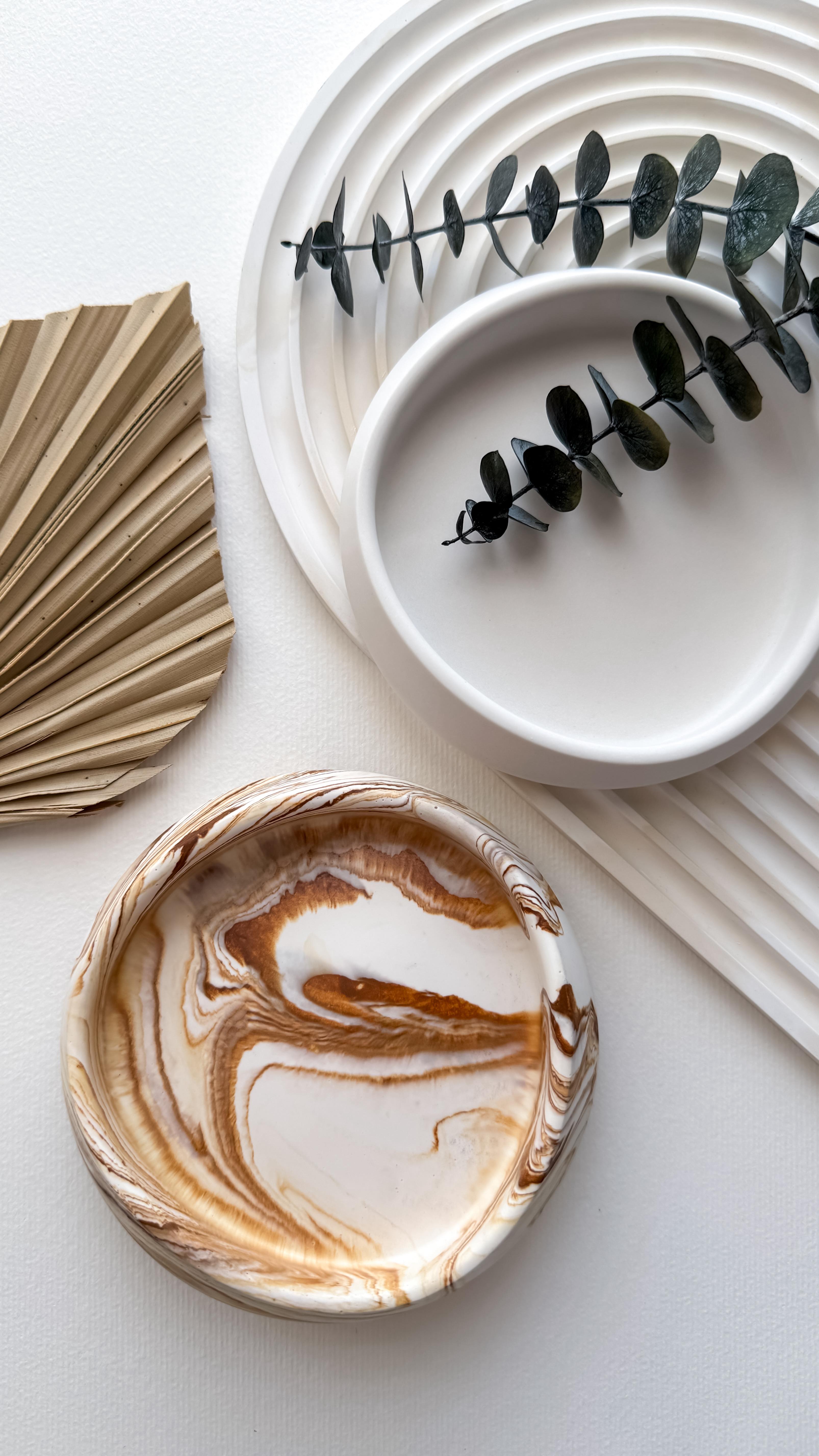 Nach so viel Terrazzo Content beruhigen wir nun erstmal unsere Augen mit diesem zarten Marmoreffekt 🙈🤍
Ich hab fast vergessen wie viel Spaß das macht 🥰 Vielleicht starten wir demnächst ja mal ne Serie zum Thema „Marmorieren“ 🤔 Da gibts auf jeden Fall ne Menge zu erzählen und zeigen :)
Werbung | Dieses Projekt habe ich mit Jesin gegossen. Alle Materialien (Jesin und Silikonform) habe ich aus dem Shop von @allesfuerselbermacher
💌 Kommentiert mit „Marble“ und die Materialliste landet direkt in euerem Postfach.
#jesin #diy #marble #pouring #satisfying