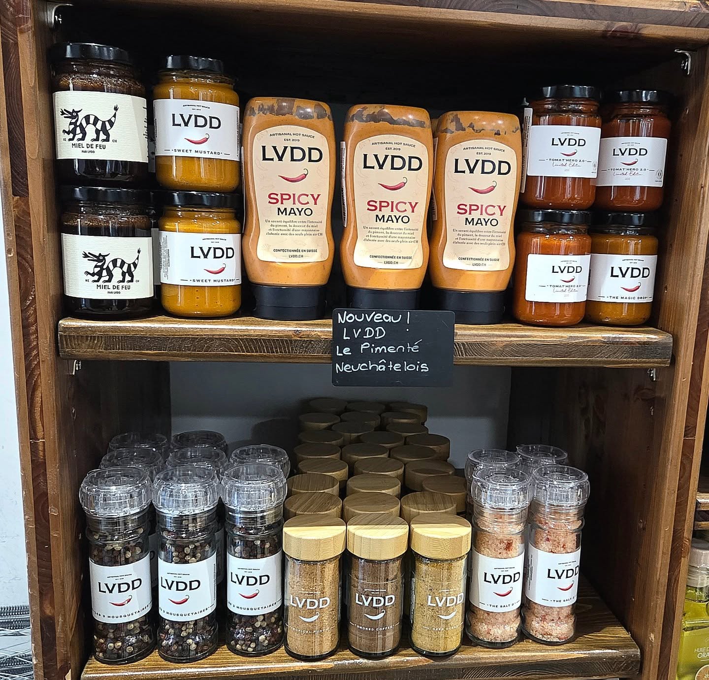 🔥 NOUVEAUTÉ AUX PANIERS GOURMANDS🔥
Les produits LVDD débarquent Aux Paniers Gourmands à Neuchâtel… et ils ne sont pas là pour faire semblant. 🌶️
Des saveurs épicées, intenses et pleines de caractère pour ceux qui aiment quand ça pique vraiment.Parfait pour relever vos plats, surprendre vos invités ou simplement ajouter un peu de feu dans votre cuisine. 🔥
Passez découvrir ces nouvelles pépites directement en magasin.Attention… ça chauffe ! 🌶️🔥
#AuxPaniersGourmands #Neuchatel #LVDD #Nouveauté #piquant