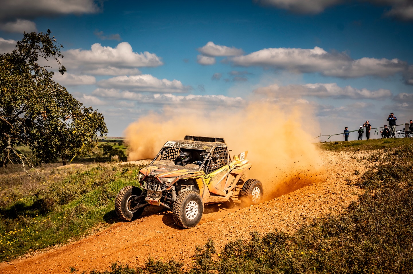 WE DID IT! 🏆🍾
First win of the season secured, outstanding work from the entire team!
The first of many victories for the Tiago & Carlos duo, with an excellent performance in the Polaris Pro R.
Fully focused on what’s next!
Overall Standings SSV / FMP
#823 🥇 – Tiago Guerreiro | Carlos Paulino
@jbracingpt @fmpportugal @maxxisrallyraid