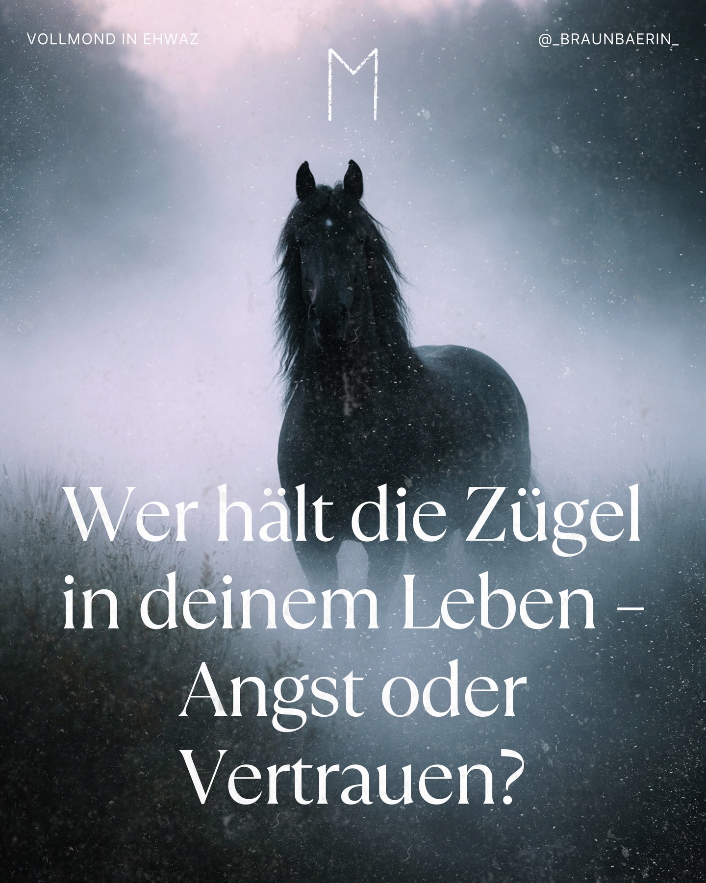 🌕
Heute ist Vollmond in Ehwaz (Pferd) – und ich habe es gerade noch rechtzeitig geschafft, diesen Post zu fertig zu machen, während in mir selbst einiges in Bewegung ist (ja, Viren zählen auch 😅).
Es ist eine Zeit, in der Loyalität uns trägt. Loyalität zu uns selbst, zu unseren Entscheidungen, zu unseren Liebsten und zu dem, was wir wirklich halten und tragen wollen.
Bewegung ist jetzt alles. UJeder Schritt, den wir wagen, jede Entscheidung, die wir treffen, bringt uns näher zu uns selbst und in Verbindung mit dem Leben um uns herum. Die Suchende wird zur Gefährtin. Erkenntnis wird lebendig. Und du? Du bist Bewegung.
Nimm dir heute vielleicht einen Moment und spüre mal tief in dich hinein und frage dich: Wer hält die Zügel in deinem Leben – Angst oder Bewegung?
Teile gern deine Gedanken mit mir.
In Liebe
Kaja 🪶
.
.
.
#Ehwaz #Vollmond #Runenweisheit #Archetypen #Selbstführung