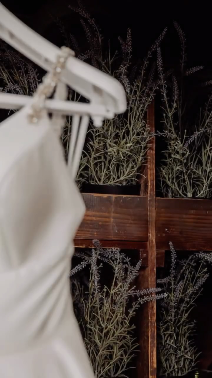 Durante la preparazione io ci sono, ma in silenzio.
Osservo senza costrizioni, senza pose forzate, lasciando che tutto accada con naturalezza.
È un momento intimo, sospeso, fatto di respiri profondi, mani che si cercano, sorrisi che tremano un po’.
Un tempo prezioso che merita di essere ricordato così com’è.
L’abito da sposa è unico. Si indossa come qualcosa di raro, di prezioso.
E io sono lì per raccontare proprio questo: la verità, la delicatezza, l’emozione autentica di quell’istante che non tornerà, ma che nelle fotografie resterà per sempre. ✨