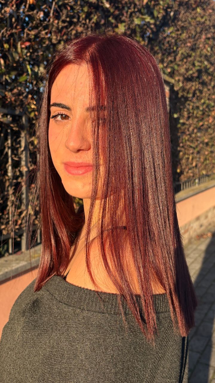 C'È QUEL MOMENTO PRECISO IN CUI, DOPO AVER TOLTO L'ASCIUGAMANO E INIZIATO L'ASCIUGATURA, VEDI IL COLORE PRENDERE VITA ✨️
Per questa trasformazione non volevamo un rosso piatto, ma un CHERRY CHOCOLATE che fosse profondo all'ombra e "esplosivo" sotto la luce del sole 🍒🍫
Passare da una base opaca a questo gioco di riflessi cambia letteralmente lo sguardo e l'energia di chi lo porta.
Guardate la lucentezza finale...
non è solo un colore, è un vero e proprio boost di autostima.
Qual è la vostra parte preferita del video?
#HairTransformation #CherryRed #CapelliSani #GlowUp #HairstylistLife