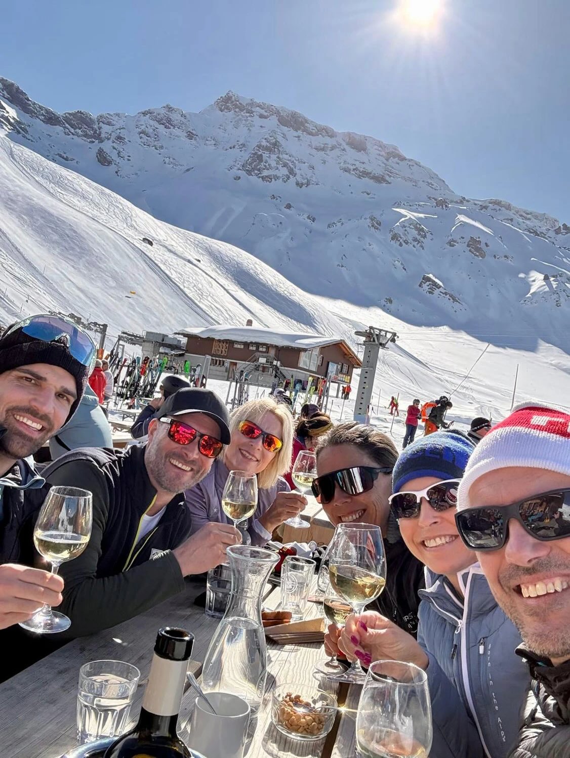 Was für ein traumhafter Tag! Der Skitag des Donnerstag Club Oberaargau in Adelboden war einmal mehr einfach wunderschön.
Bei strahlendem Sonnenschein, perfekten Pistenverhältnissen und beeindruckender Bergkulisse durften wir gemeinsam einen rundum gelungenen Tag im Schnee erleben.
Ob auf der Piste, beim gemütlichen Zusammensitzen oder bei der wohlverdienten Pause auf der Sonnenterrasse, der Spass und die gute Stimmung standen stets im Mittelpunkt.
Solche Momente machen unseren Club aus: Gemeinschaft, Bewegung und unvergessliche Erlebnisse.
Den perfekten Abschluss fand unser Skitag am Abend bei einem gemütlichen und feinen Fondue im Restaurant Bären.
In herzlicher Atmosphäre wurden wir sehr gut bedient und konnten den Tag in bester Gesellschaft genussvoll ausklingen lassen.
Ein herzliches Dankeschön an alle Teilnehmenden, wir freuen uns schon jetzt auf das nächste gemeinsame Abenteuer!