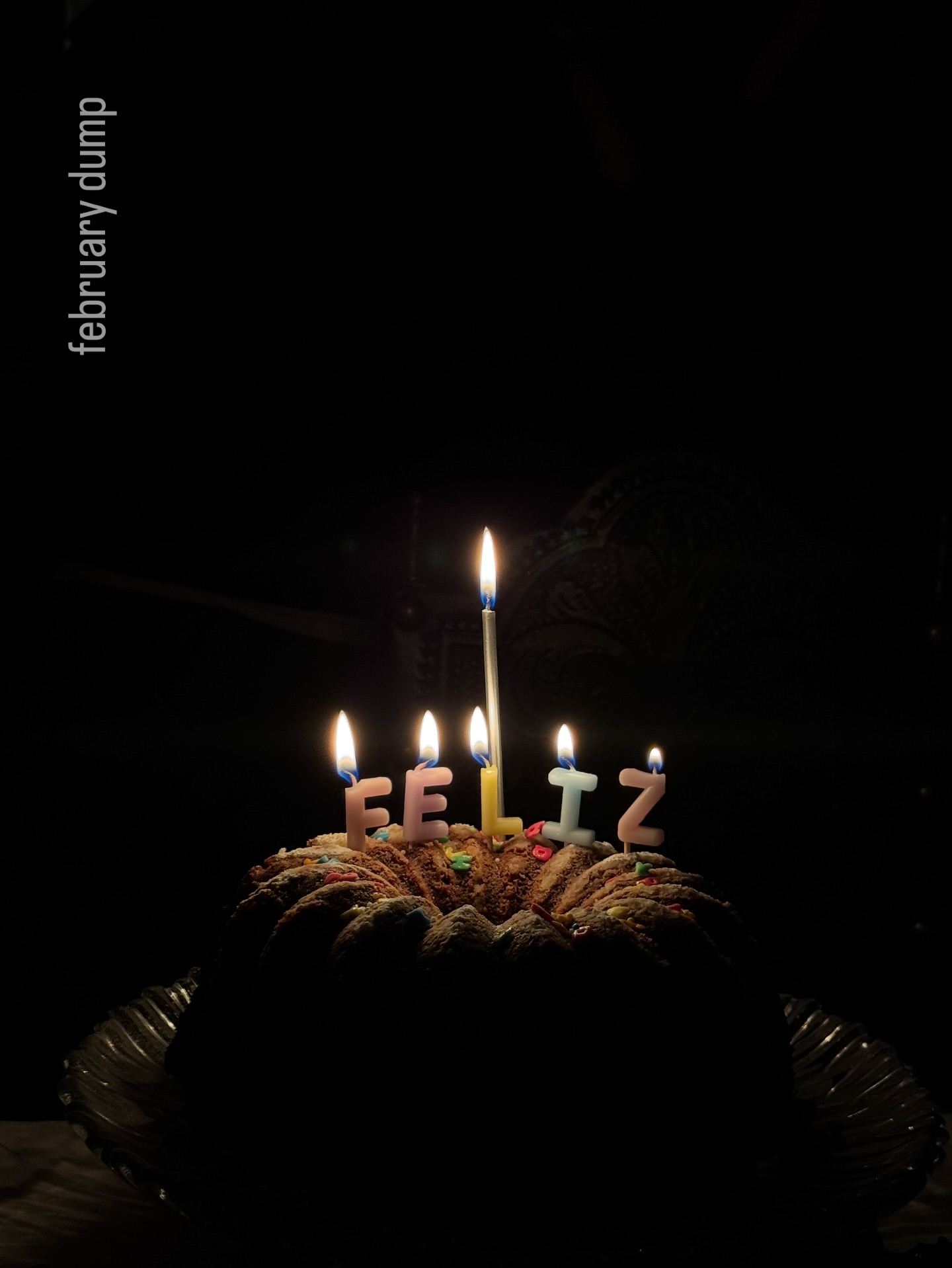 fevereiro, não sei ao certo se foi feliz, mas foi exigente.
a verdade é que muitos dias de chuva seguidos podem desanimar qualquer um. eu não me incomodo muito com a chuva, mas reconheço que quando veio o sol, senti uma alegria especial. o calor na cara, pisar a areia descalça, o cheiro das flores nos caminhos e os campos amarelos no regresso a casa.
foi mês do reencontro com a fotografia de arquitetura, perdi-lhes a conta e não vai ficar por fevereiro. a vida é engraçada nesses ciclos
mês de carnaval 🐊, de começar a executar o presente de aniversário 🧩, de alguns outros aniversários, dias comuns, de apanhar tangerinas do quintal, fazer contas, muitas contas e imposições.
foi também em fevereiro, que finalmente trouxe o elemento mais identificativo do avô regado para casa, encho a casa com ele para o sentir mais perto, são mesmo muitas as saudades… e ainda ontem antes de adormecer lhe pedi uma orientação. ele nunca me responde, mas não me canso de lho pedir, mas também de agradecer. ah, se calhar devia agradecer-lhe mais, a ver se me aparece num sonho ✨
venha março, mês de decisões. 🤞🏽
p.s.: não é só ao avô que me dirijo, às outras estrelas e ao mar 🤍 ✨