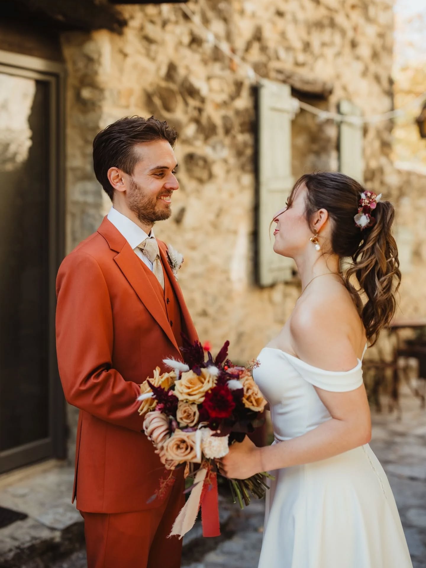 ✨ Ce genre de mariage qu’on n’oublie pas.
Des couleurs chaudes, un bouquet texturé, et deux amoureux qui se regardent comme si le reste n’existait plus 🤍
L’automne a ce pouvoir magique :
🍂 réchauffer les cœurs
🍁 sublimer les détails
🌾 rendre chaque instant plus intense
Team mariage d’automne ou printemps fleuri ? 👇
(Dit-le en commentaire, ça aide beaucoup la portée 🫶)
@lehameaudevalouse @picturesbymrc
#MariageAutomne #InspirationMariage #MariageBoheme #BouquetDeMariee #MariageNature