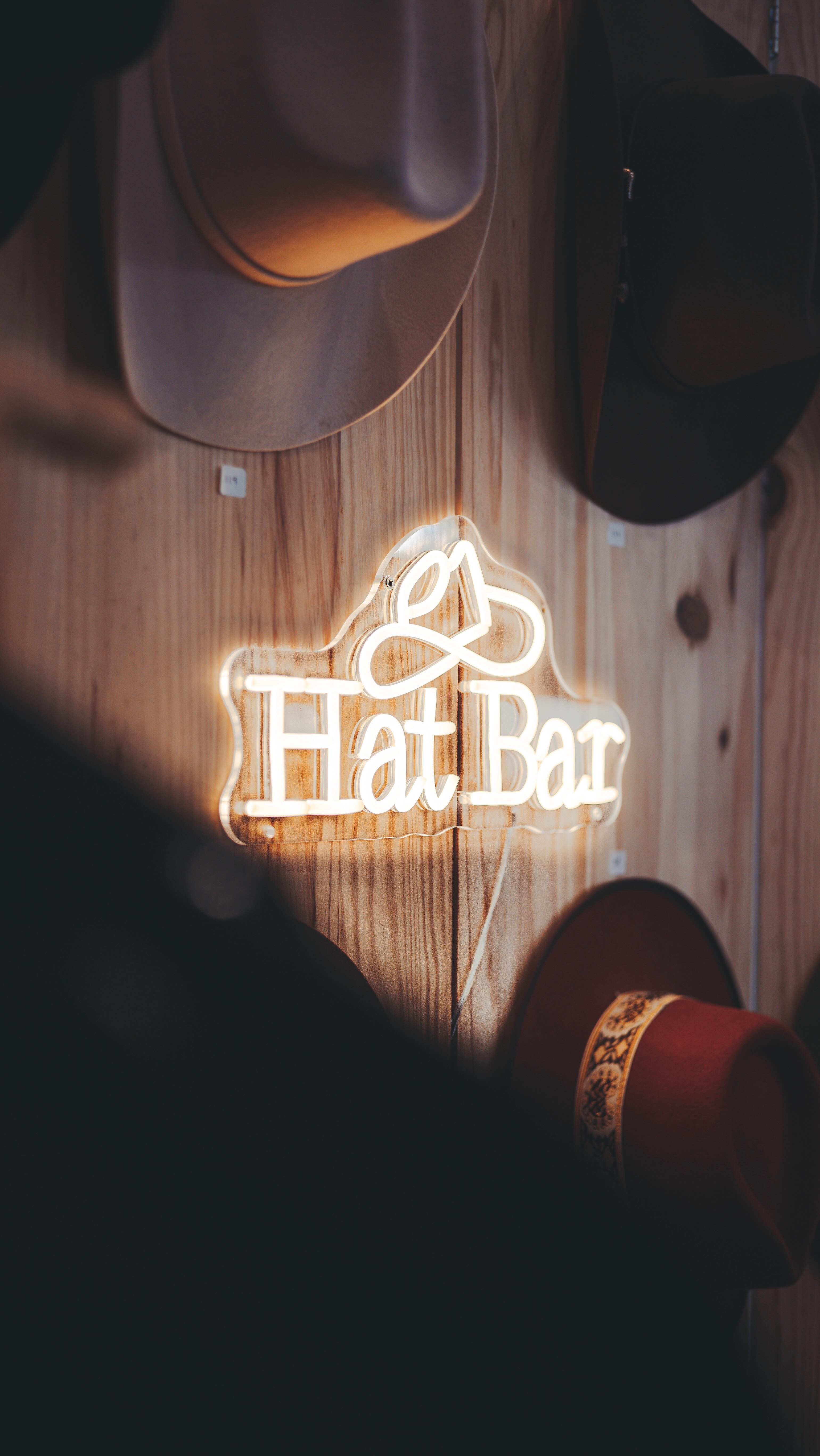 Alors… quel type de client êtes vous? 🙃
Celui qui passe “juste pour regarder”… et reste longtemps.
Celui qui pose LA question à laquelle on ne s’attend pas.
Celui qui dit “je fais un tour et je reviens”… et revient vraiment (nos préférés, on avoue).
On a souri, beaucoup ri, parfois improvisé… et surtout adoré vous rencontrer.
Blague à part, merci pour votre présence, vos échanges, vos compliments et cette belle énergie.
Vous avez clairement donné le ton de ce salon ✨
Maintenant, on veut savoir… vous étiez quel genre de client, vous ? 👇
#experienceclient #coulisses #businessevent