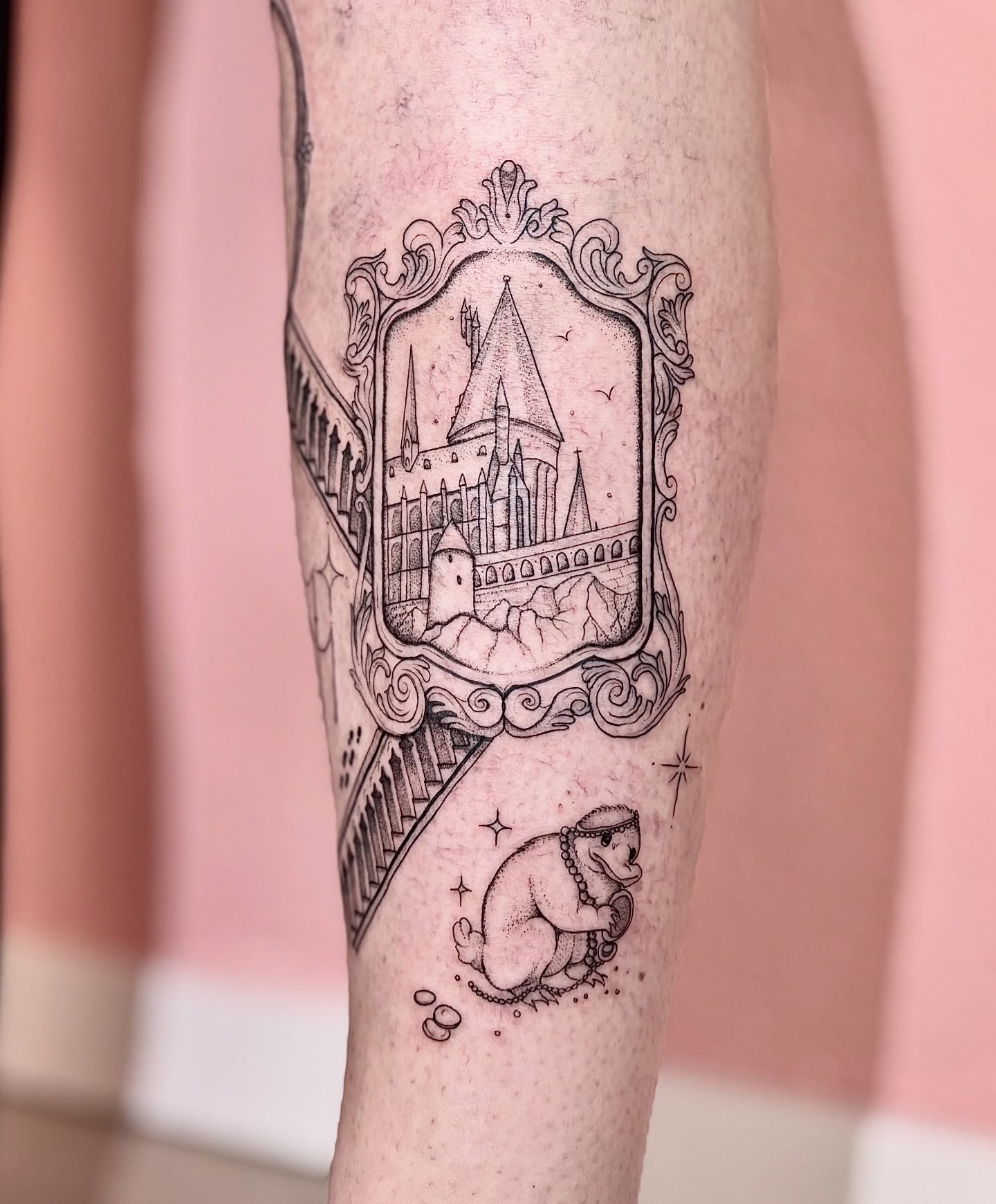 Sitzung 1 - Harry Potter Leg sleeve ✨
*DISCLAIMER*
Ich weiß, dass J.K. Rowling in den letzten Jahren viele transfeindliche Aussagen gemacht hat. Diese Ansichten teile und unterstütze ich absolut nicht.
Dieses Tattoo steht für mich nur für das Harry Potter Universum und die Geschichten, mit denen viele von uns aufgewachsen sind – nicht für die politischen oder persönlichen Meinungen der Autorin.
Mein Studio ist und bleibt ein sicherer Ort für queere und FLINTA Menschen 🩷 #harrypotter #tattoo