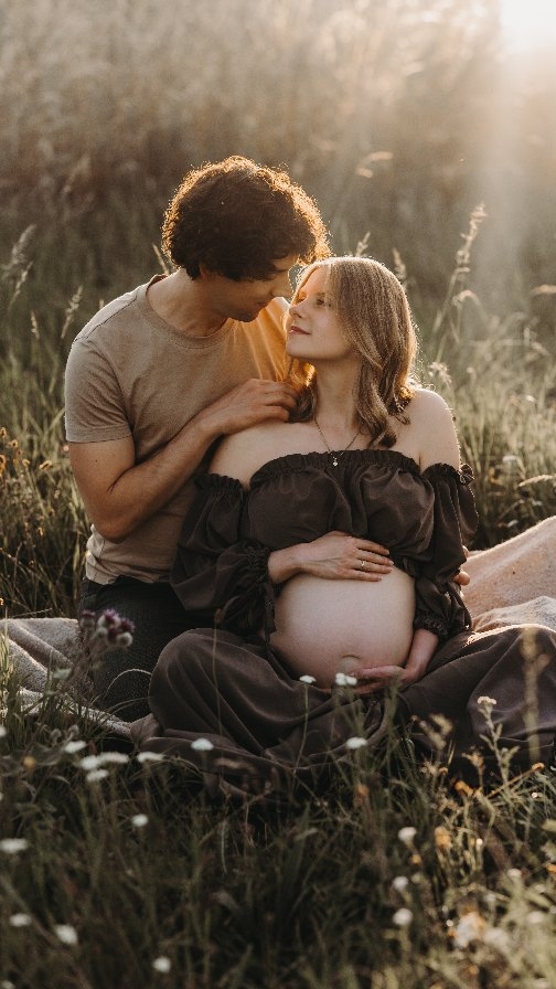 Am Anfang sagen viele
„Wir sind eigentlich gar nicht fotogen.“ oder
„Wir wissen gar nicht, wie wir stehen sollen.“
Und genau das müsst ihr auch nicht.
Ich leite euch entspannt durch das Shooting.
Und irgendwann passiert dieser Moment …
ein herzliches Lachen
von alleine einfach Kuscheln
oder ruhige, innige Bewegungen
… in dem ihr die Kamera und mich einfach vergesst.