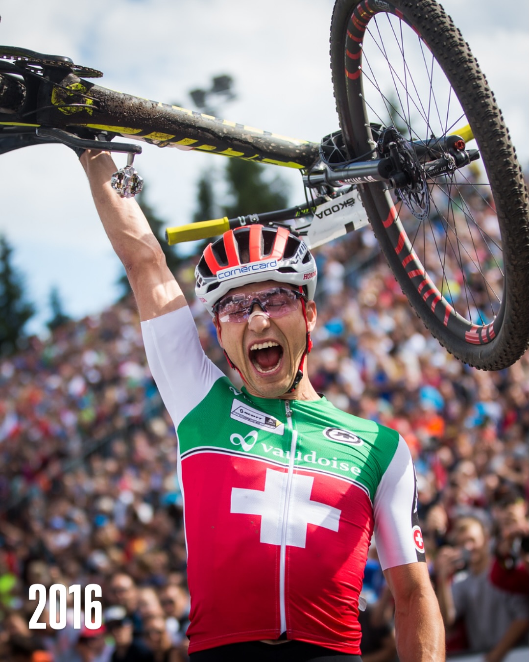 🇬🇧 Is 2016 still trending? 👀
Maybe not. But we recently browsed our 2016 archive and found some absolute gems. ✨
That was the year we handed out rainbow jerseys in Nové Město na Moravě. 🌈 We’re pretty sure you’ll recognize a familiar faces there…
Next World Championships in NMNM? 👉 2029
#mtbnmnm #2016 #xcoworlds #mtbhistory
